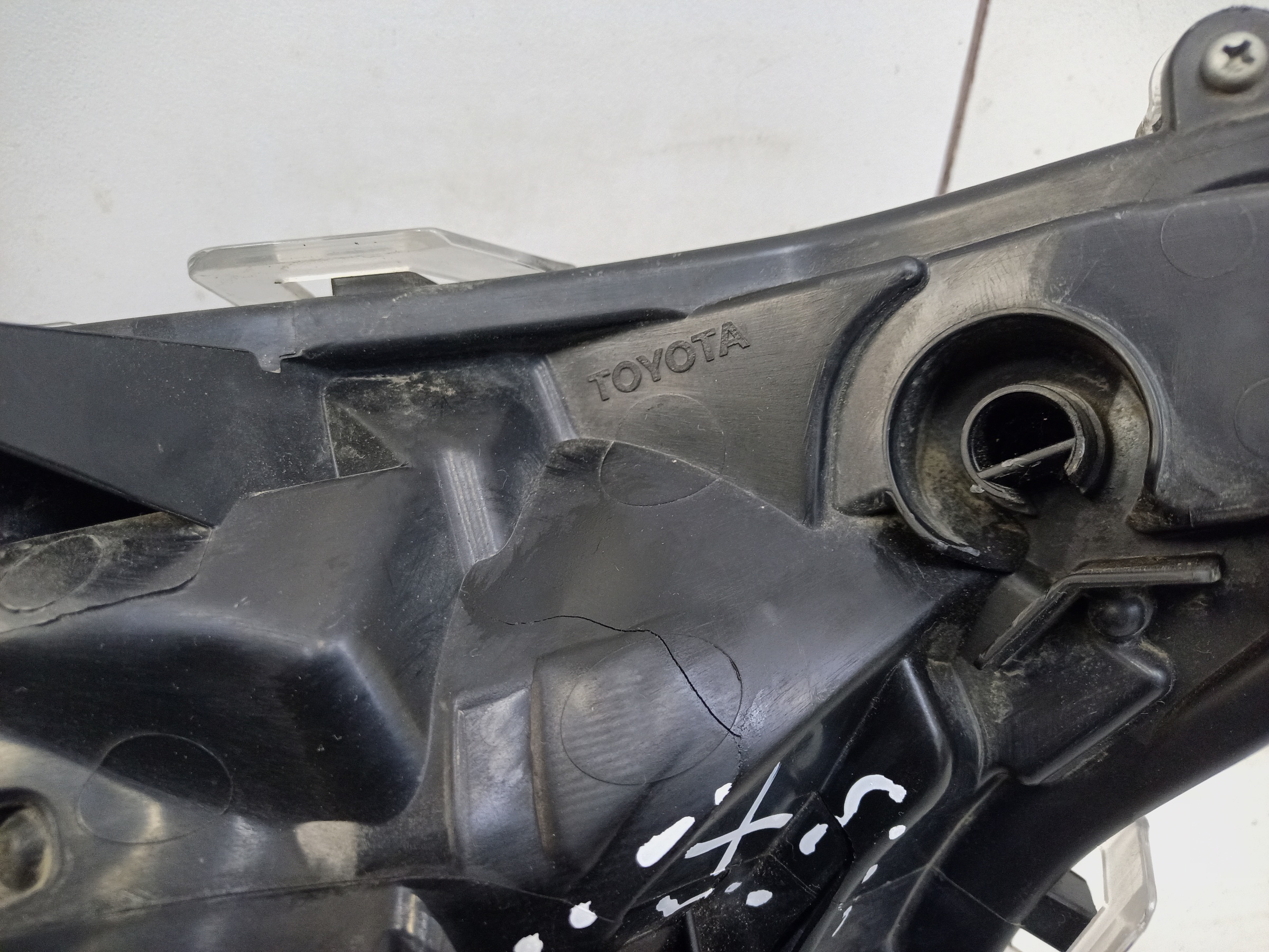 Фара передняя левая Toyota RAV4 XA50 LED