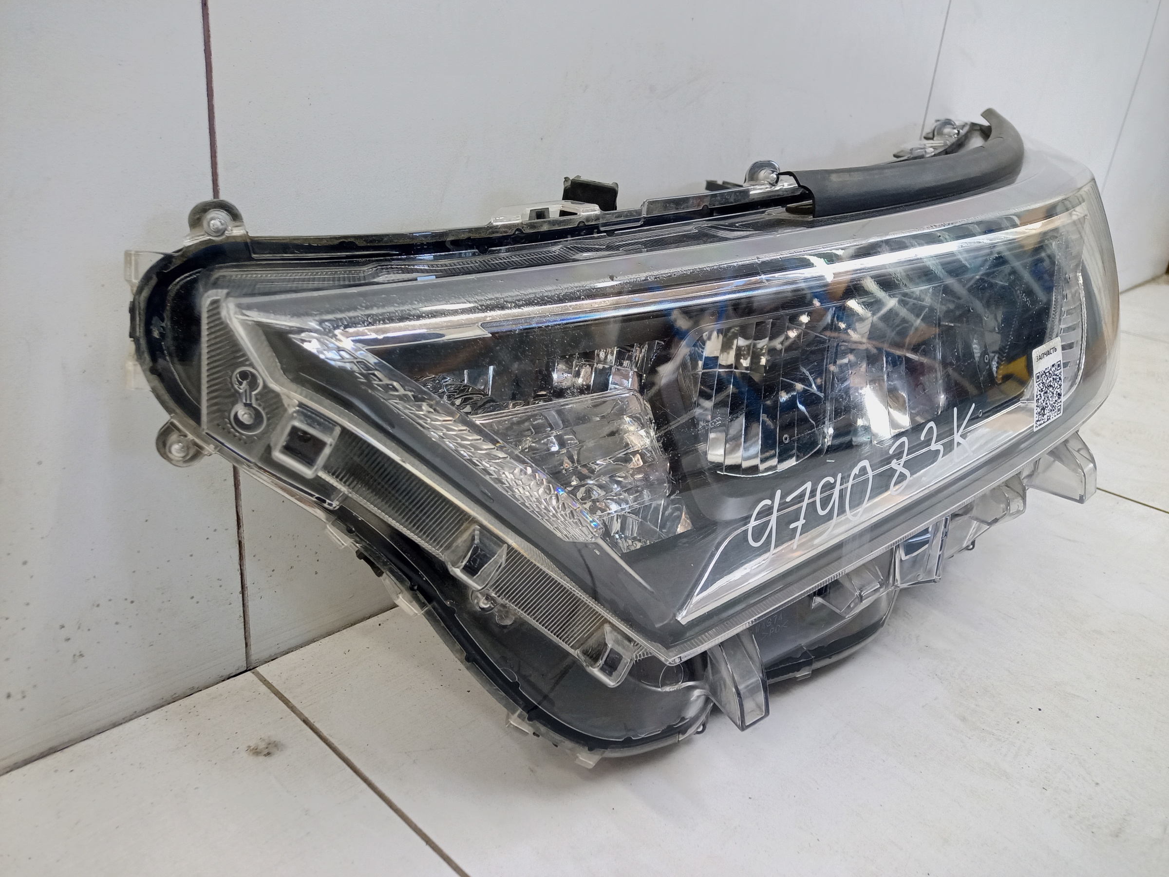 Фара передняя левая Toyota RAV4 XA50 LED