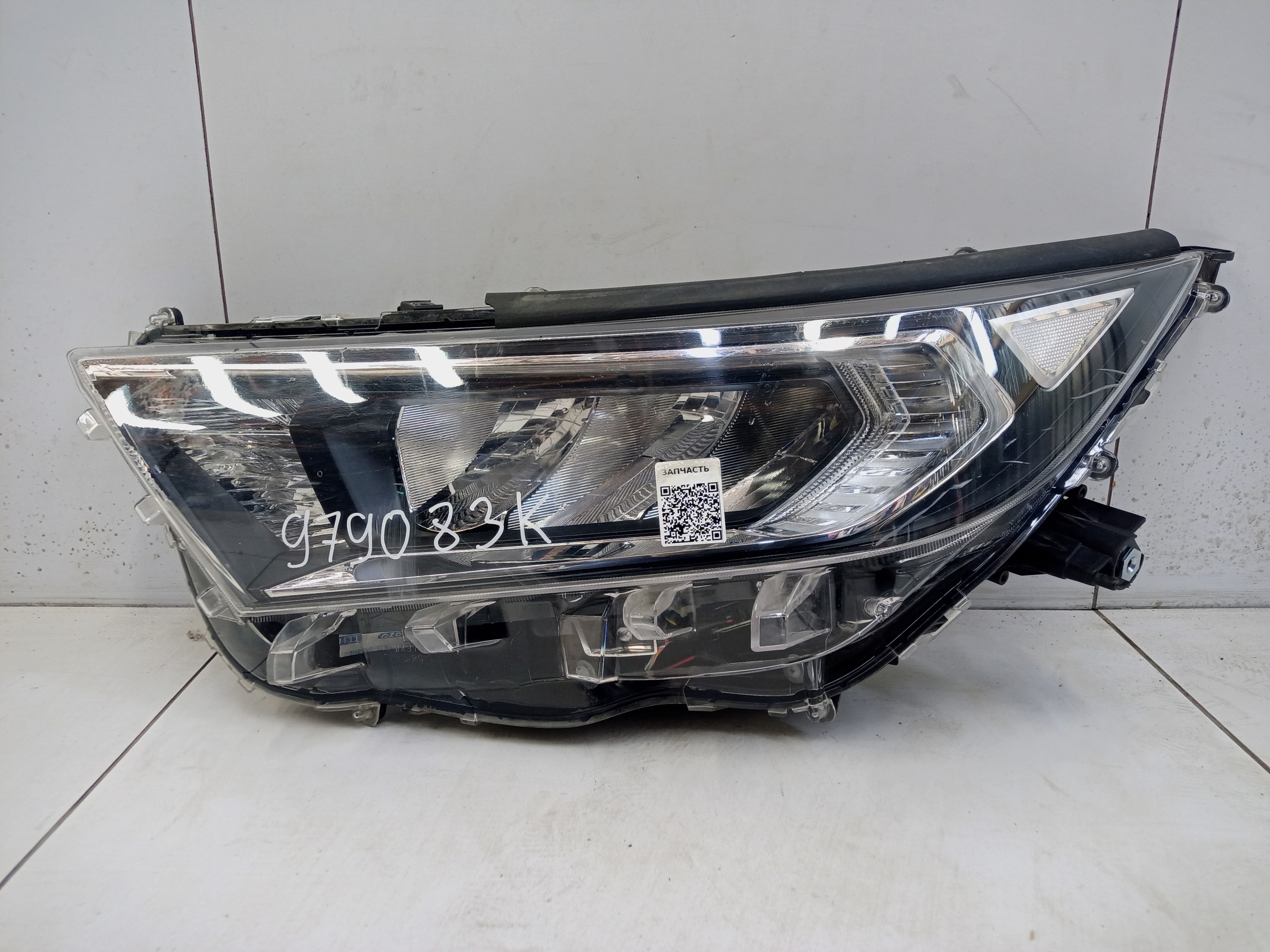 Фара передняя левая Toyota RAV4 XA50 LED