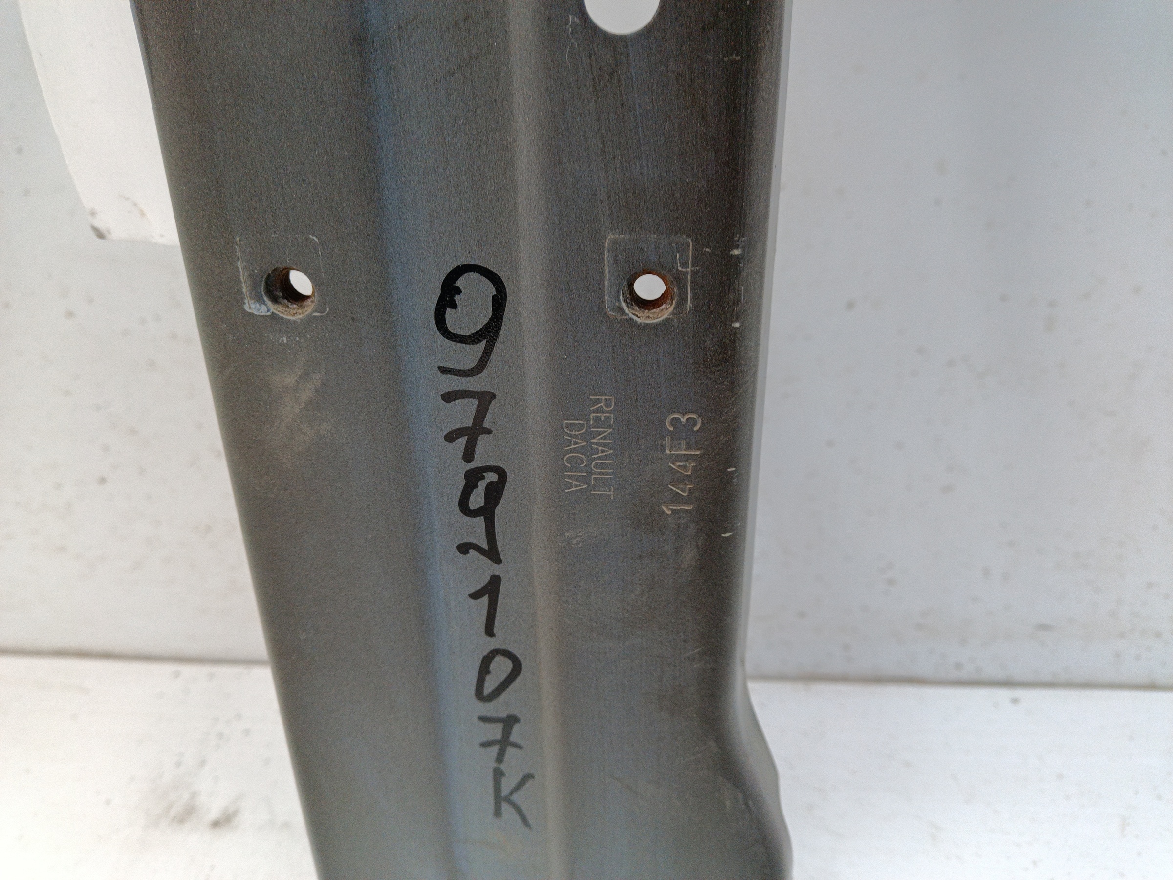 Панель передняя центральная часть Renault Duster 2