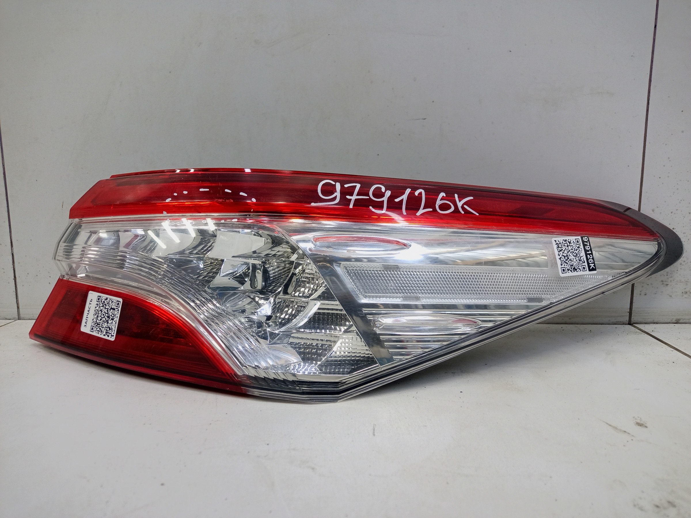 Фонарь задний правый наружный Toyota Camry V70 LED