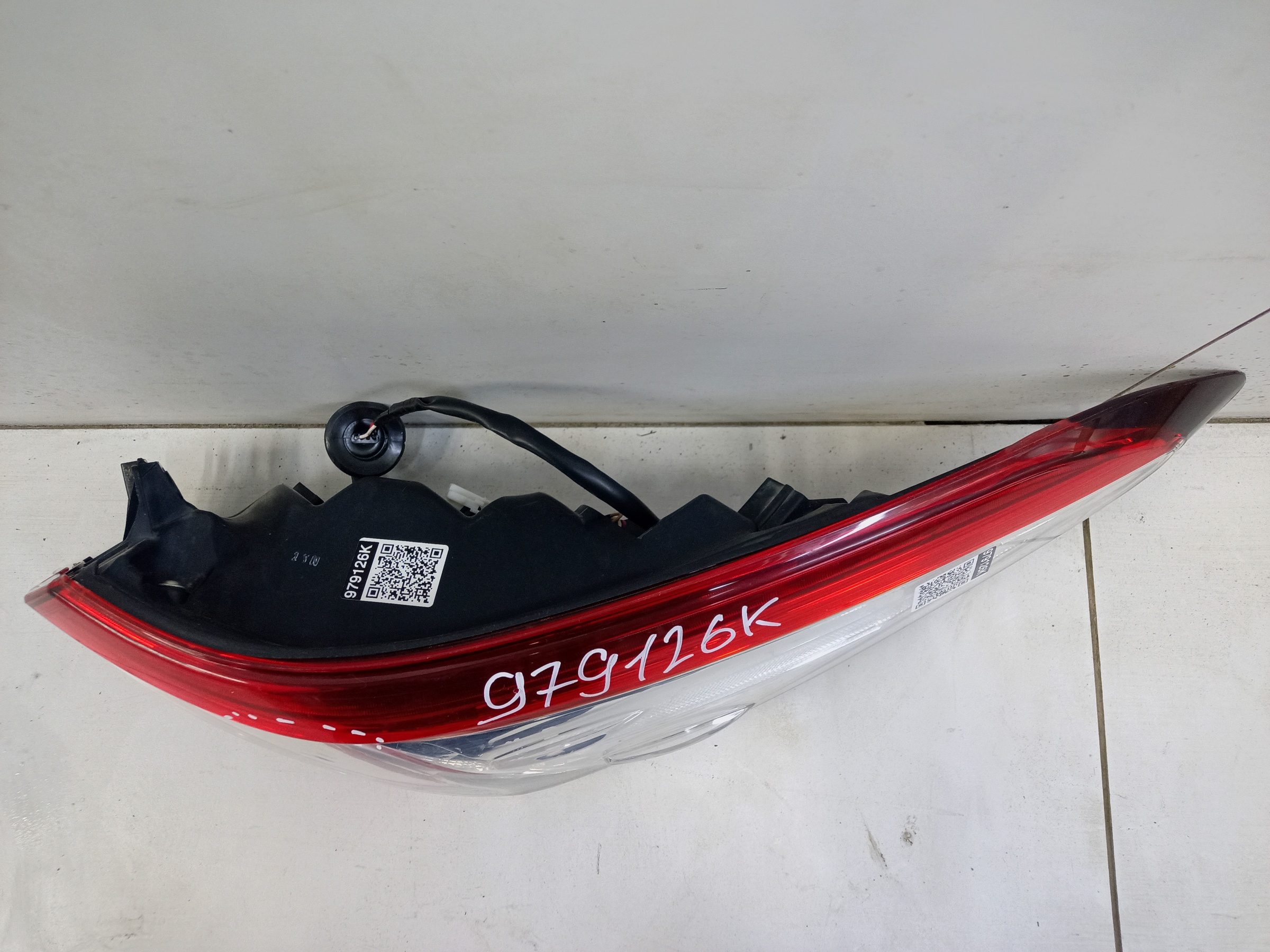 Фонарь задний правый наружный Toyota Camry V70 LED