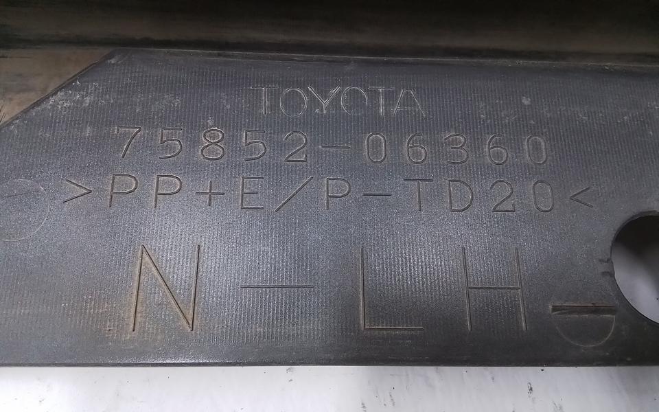 Накладка порога левого Toyota Camry V70