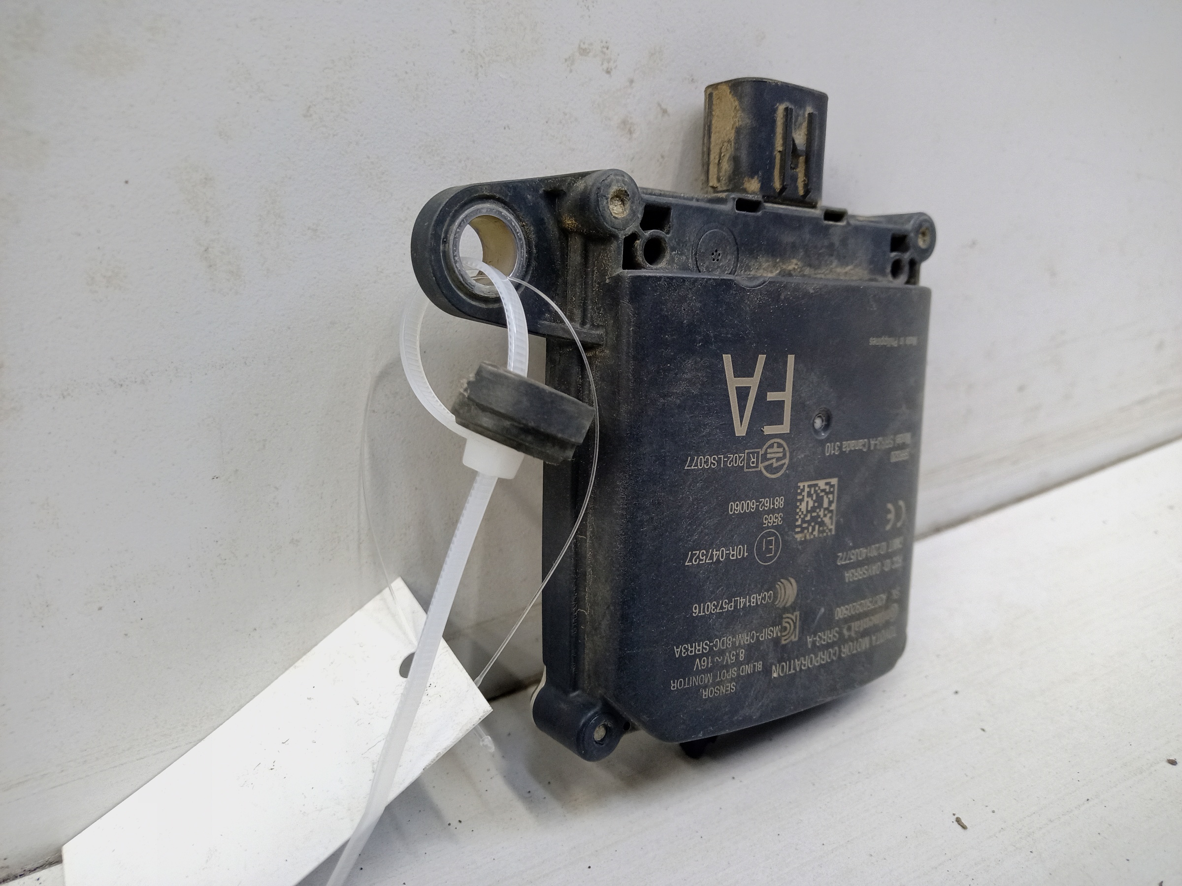 Датчик контроля слепых зон pзадний правый Toyota Land Cruiser 200 Restail 2