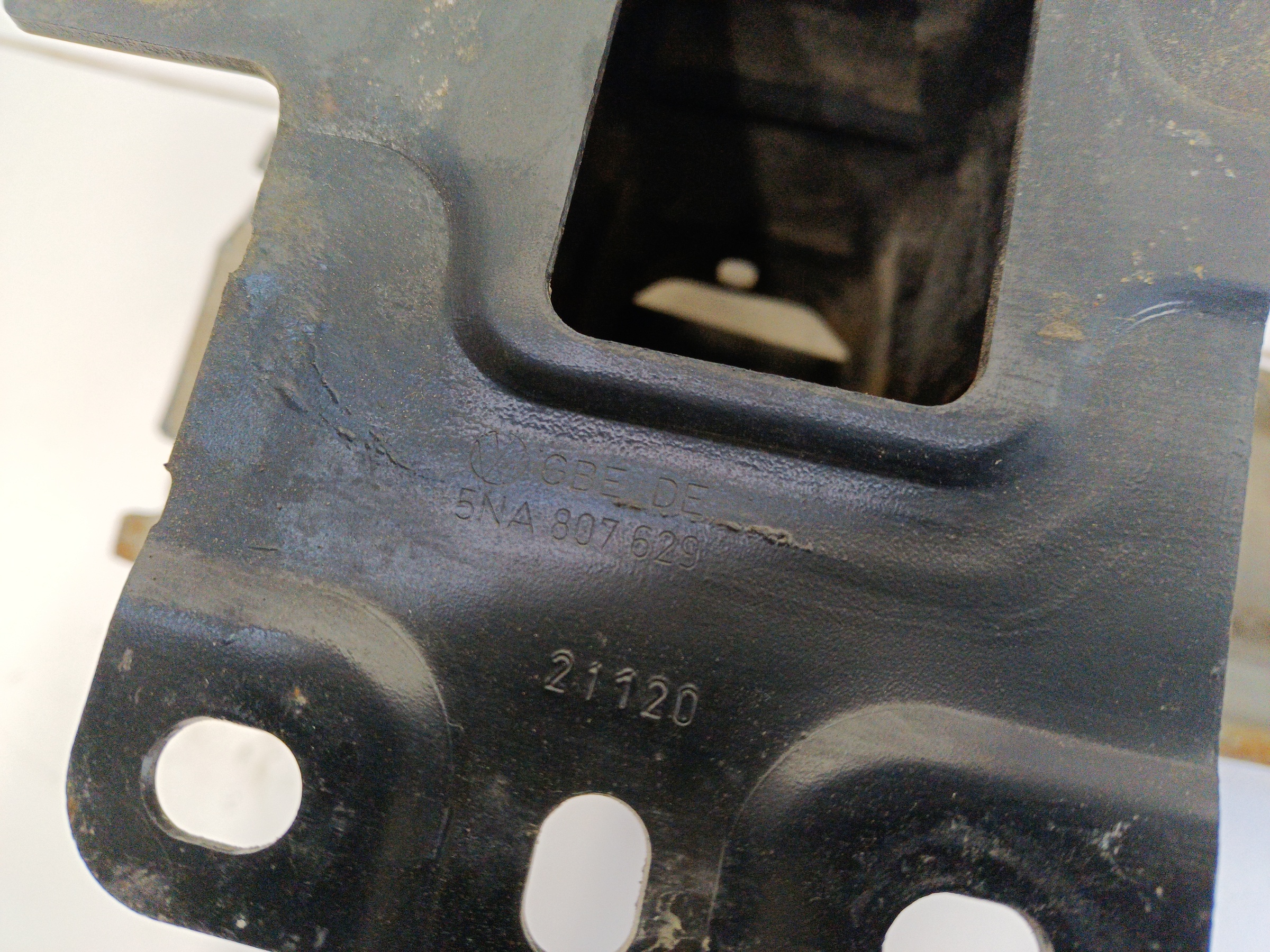 Усилитель заднего бампера Volkswagen Tiguan 2