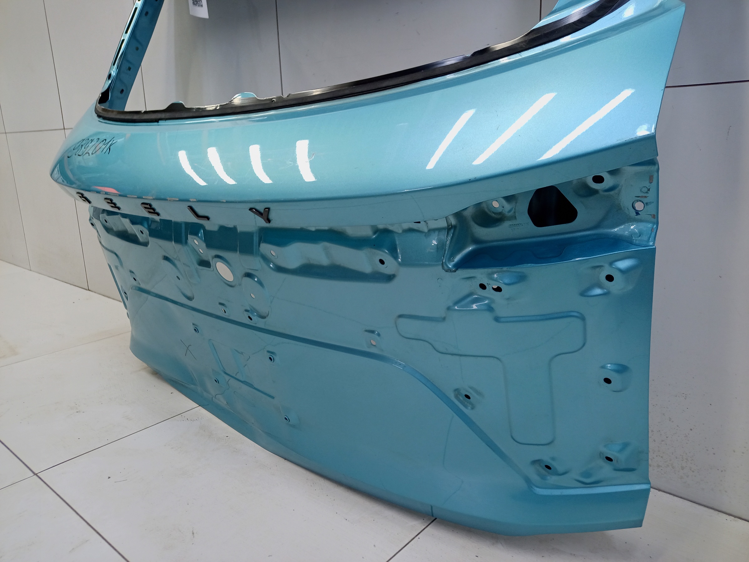 Крышка багажника Geely Coolray Restail