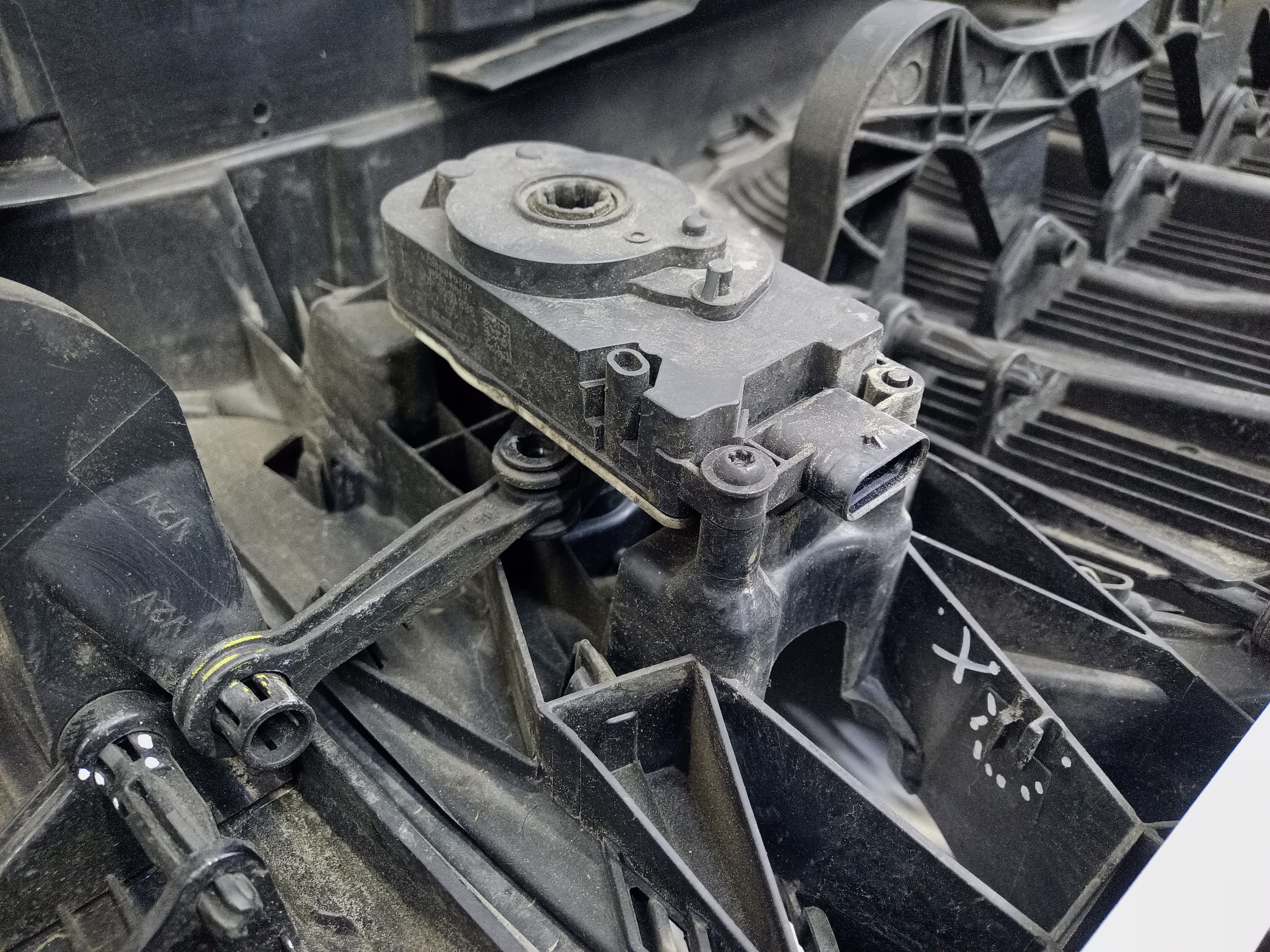 Жалюзи решетки радиатора BMW X6 G06