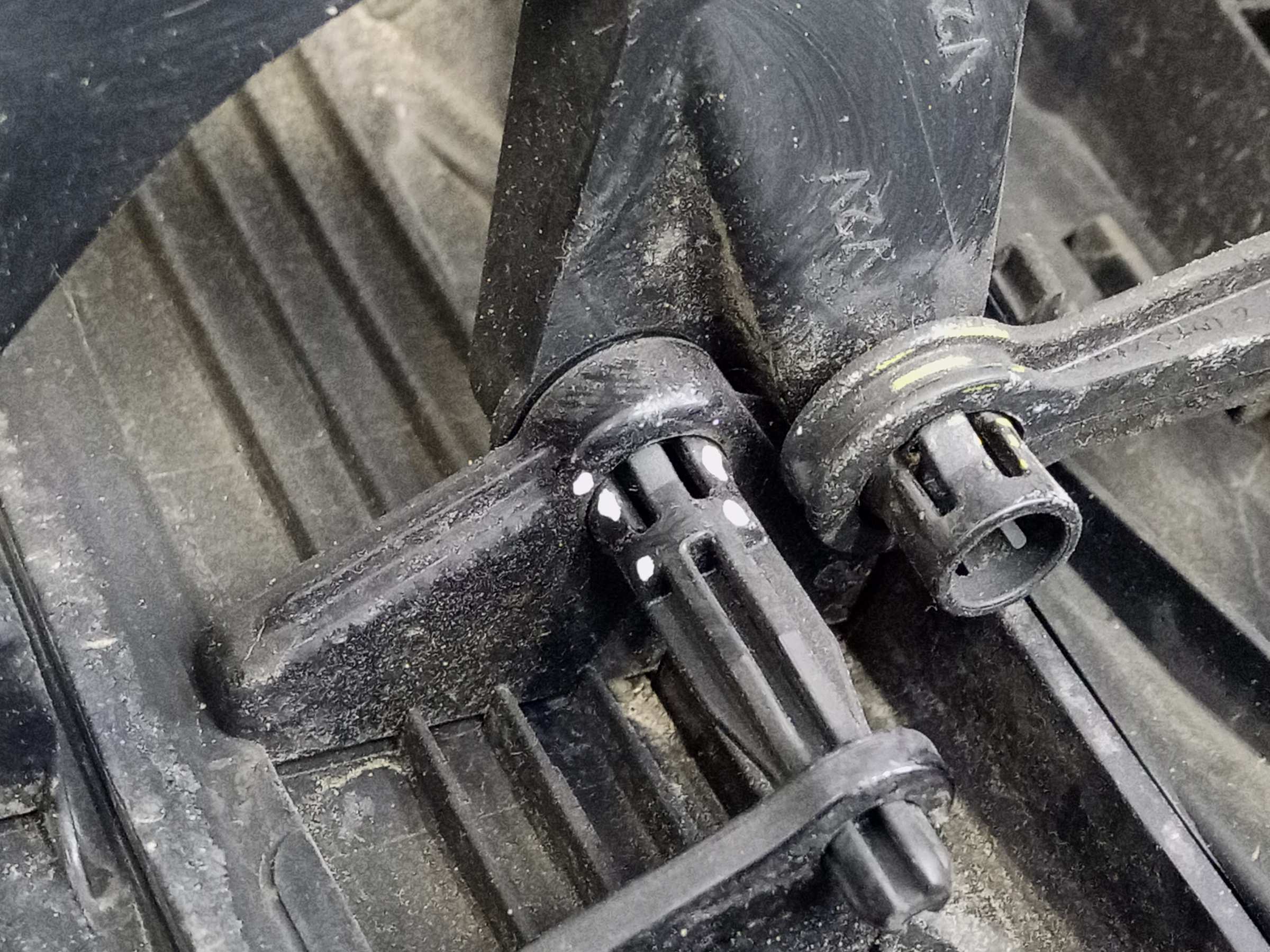 Жалюзи решетки радиатора BMW X6 G06