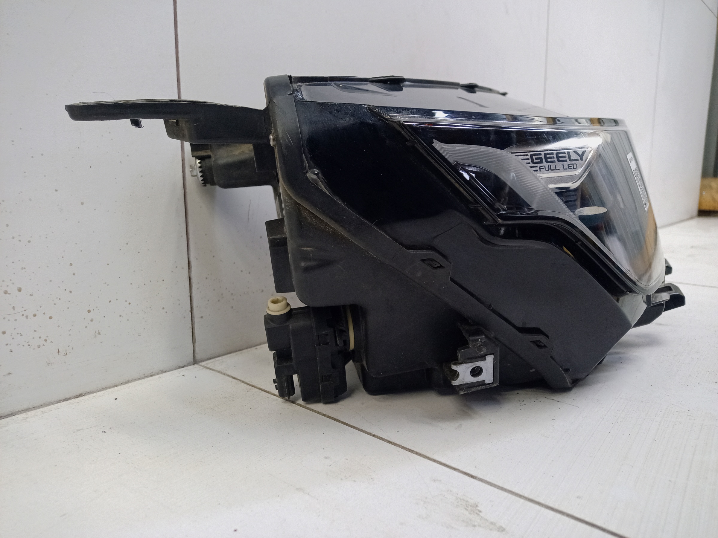 Фара передняя правая Geely Coolray LED