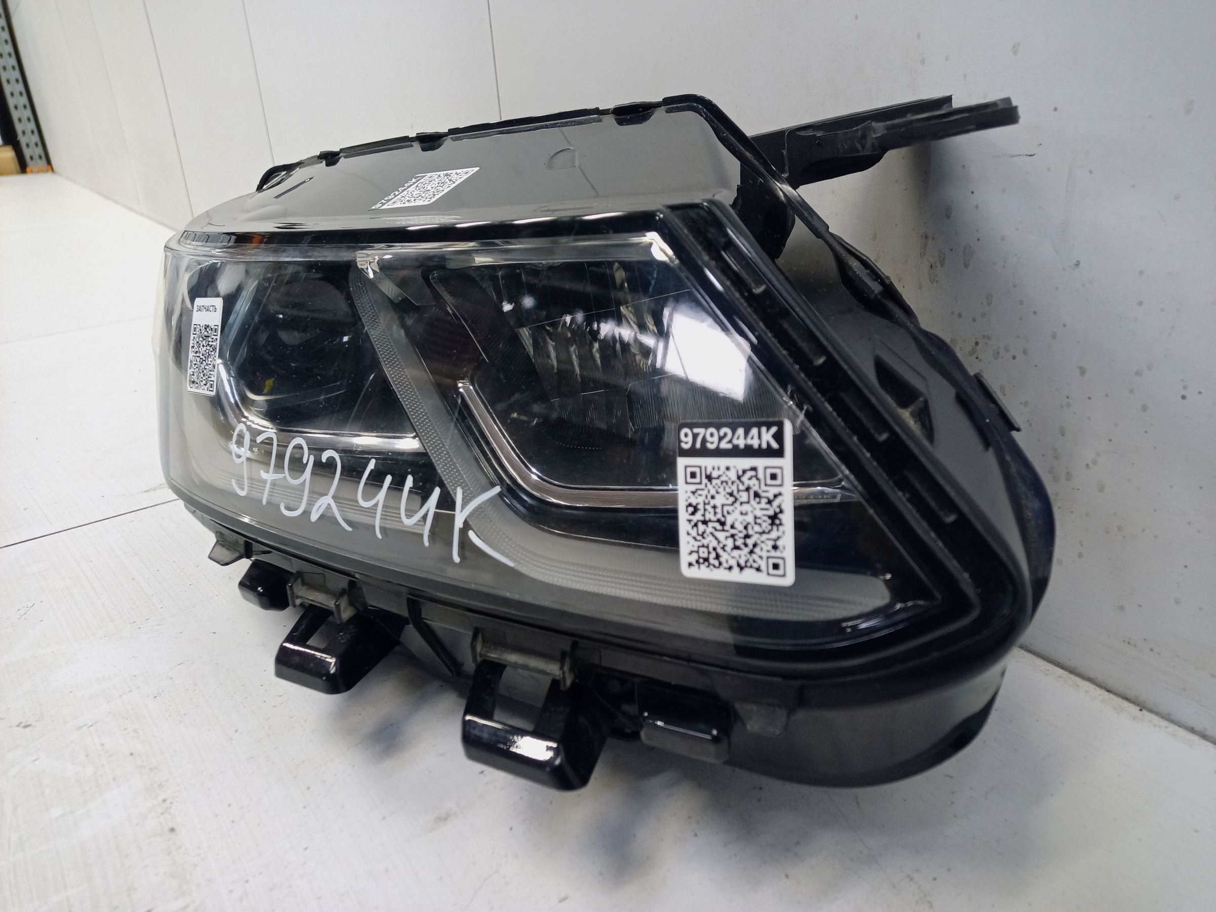 Фара передняя правая Geely Coolray LED