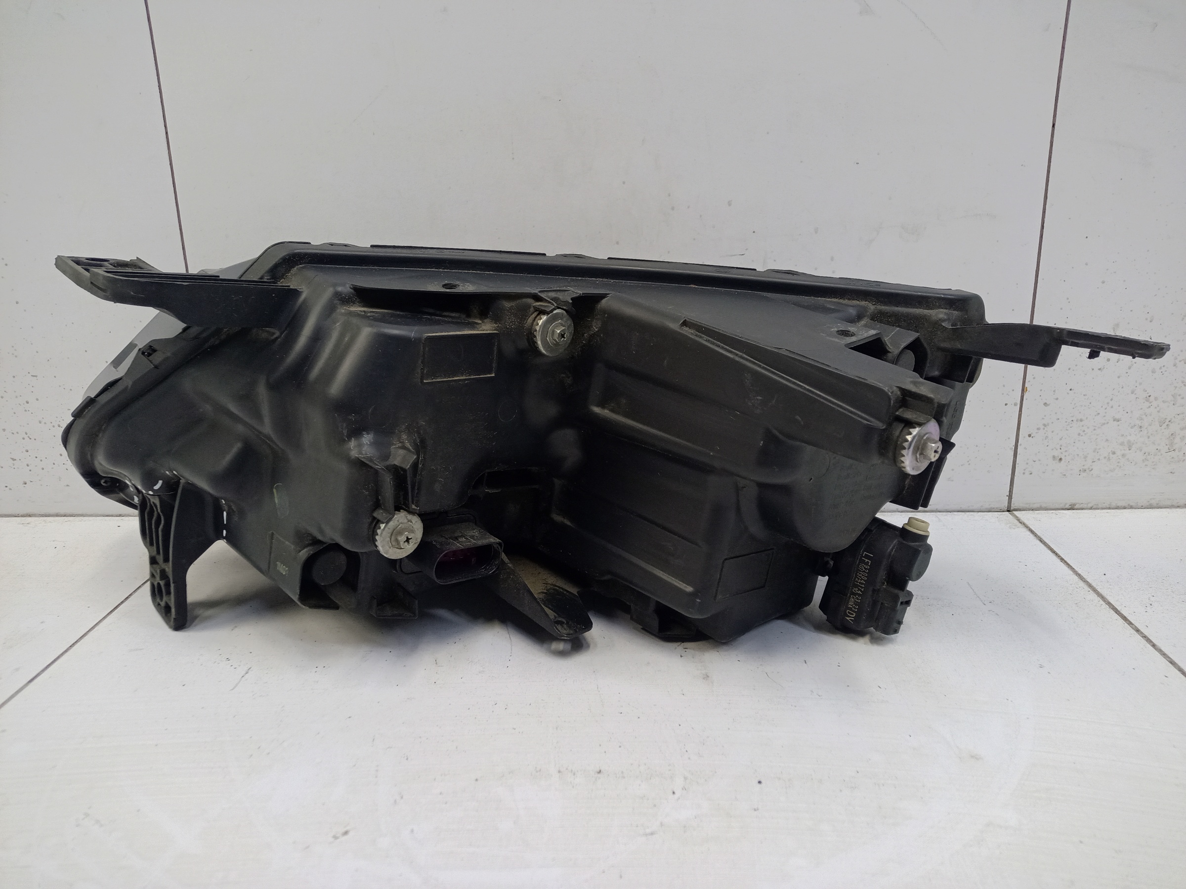 Фара передняя правая Geely Coolray LED