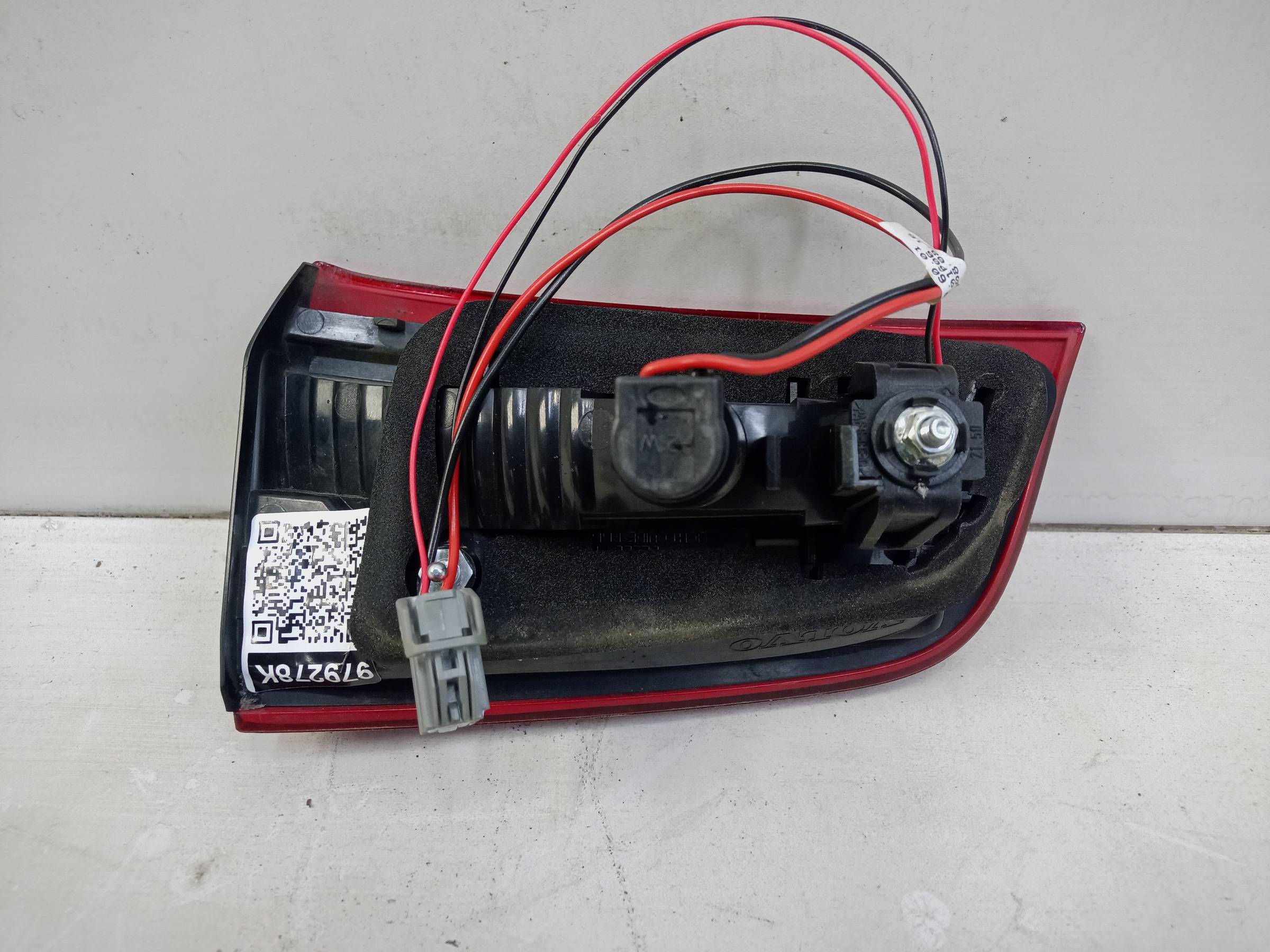 Фонарь задний левый внутренний Volvo S60 2