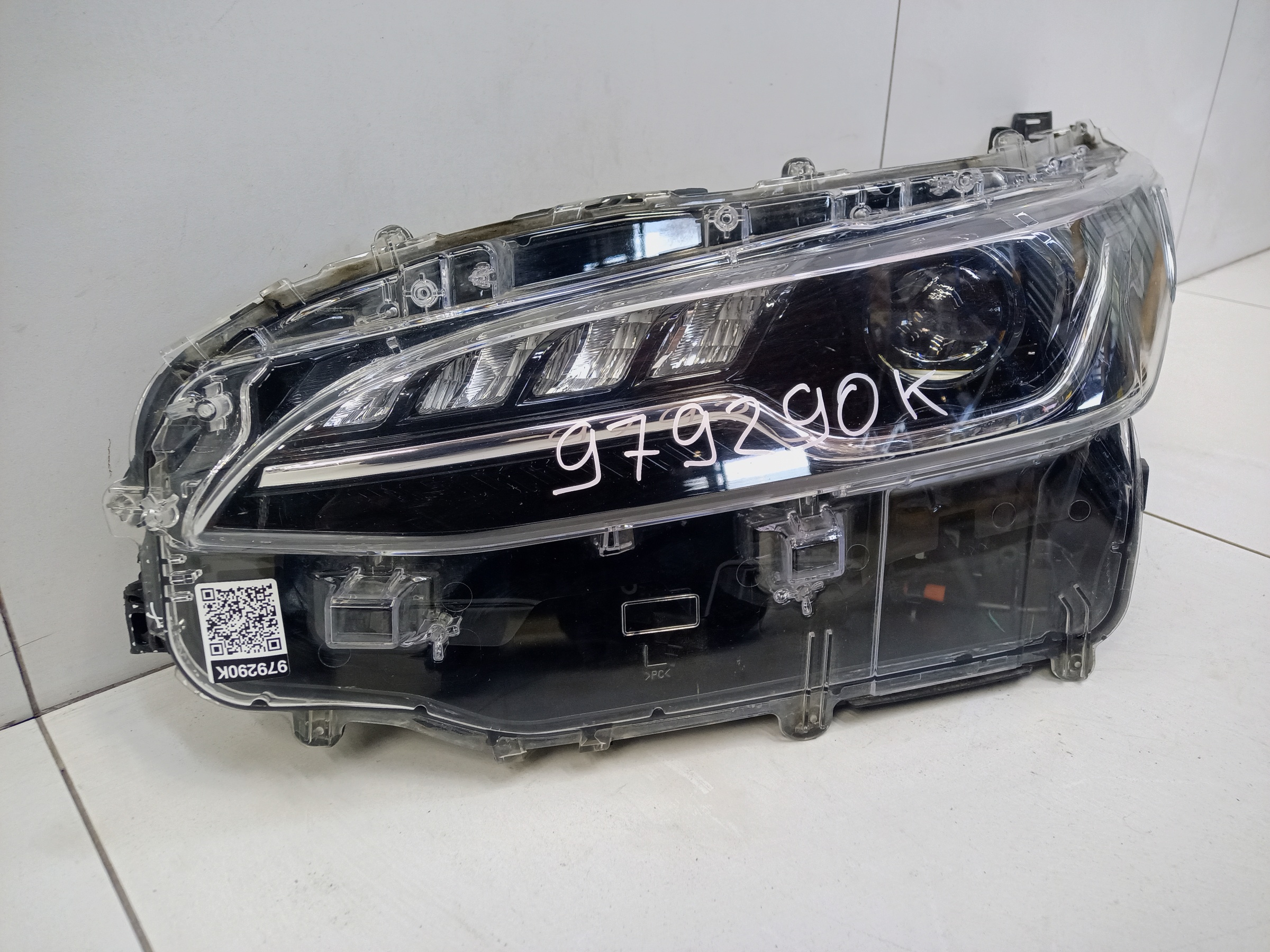 Фара передняя левая Toyota Fortuner 2 Restail LED