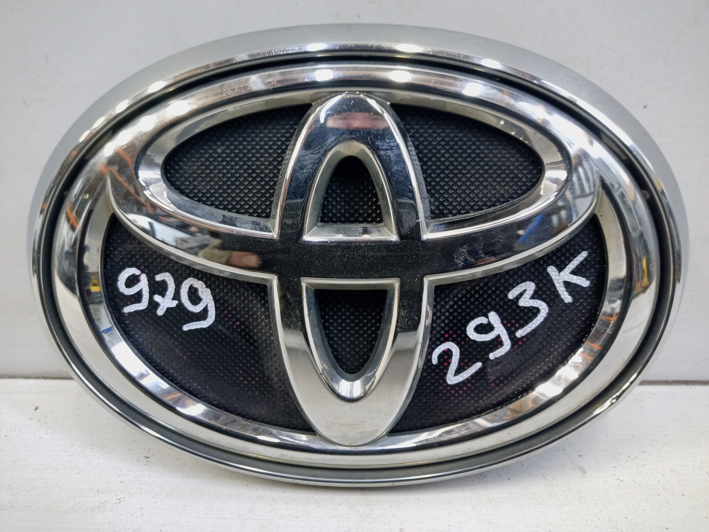 Эмблема решетки радиатора Toyota Fortuner 2