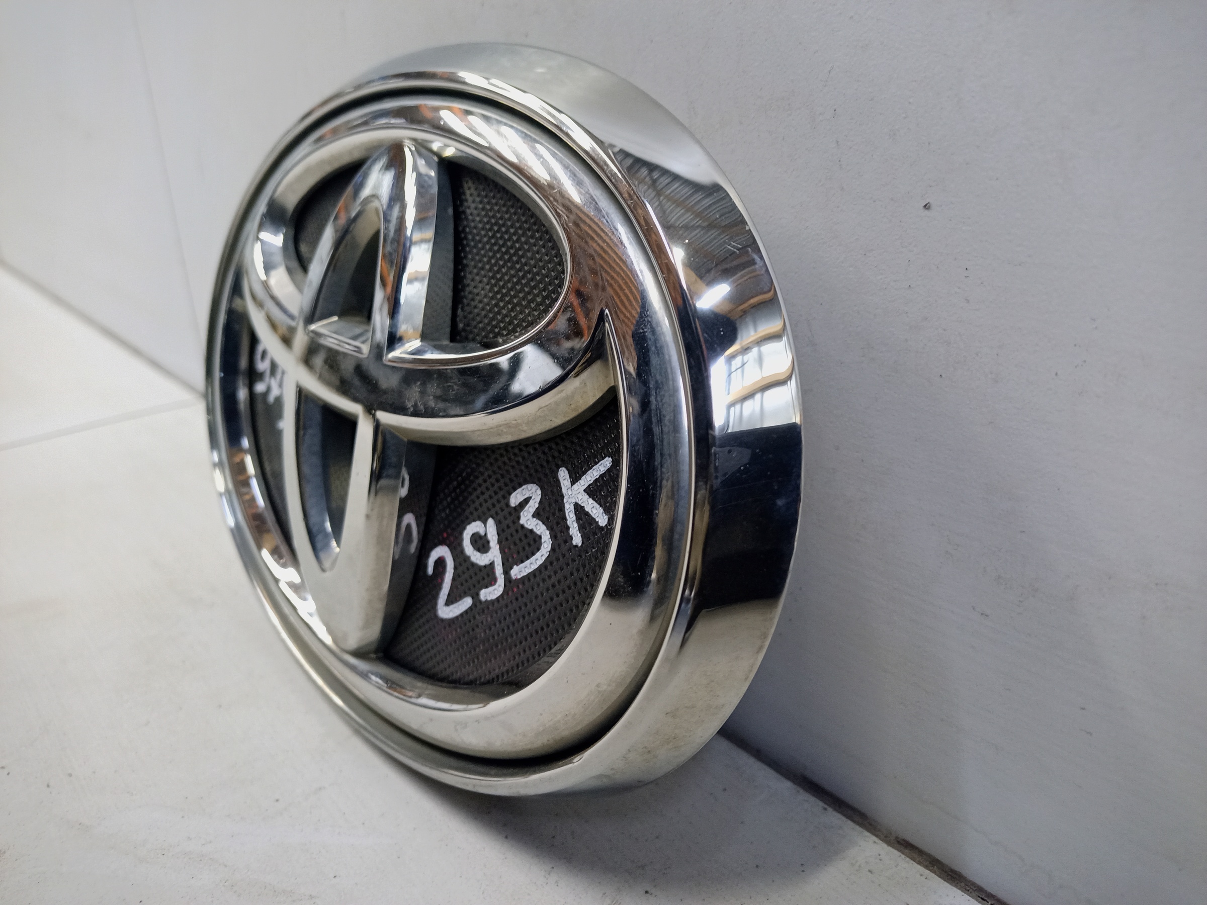 Эмблема решетки радиатора Toyota Fortuner 2