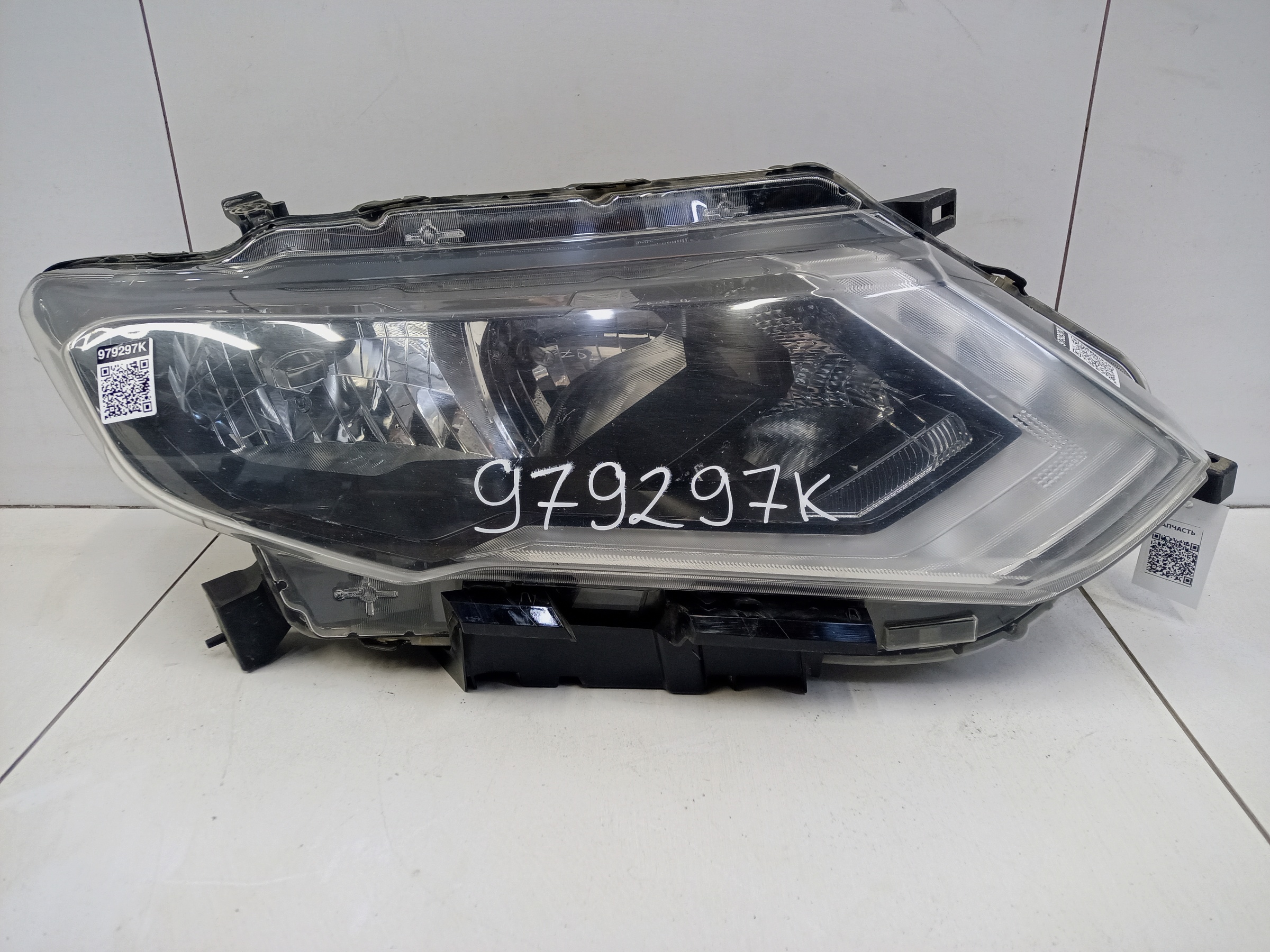 Фара передняя правая Nissan X-Trail T32 Restail галоген