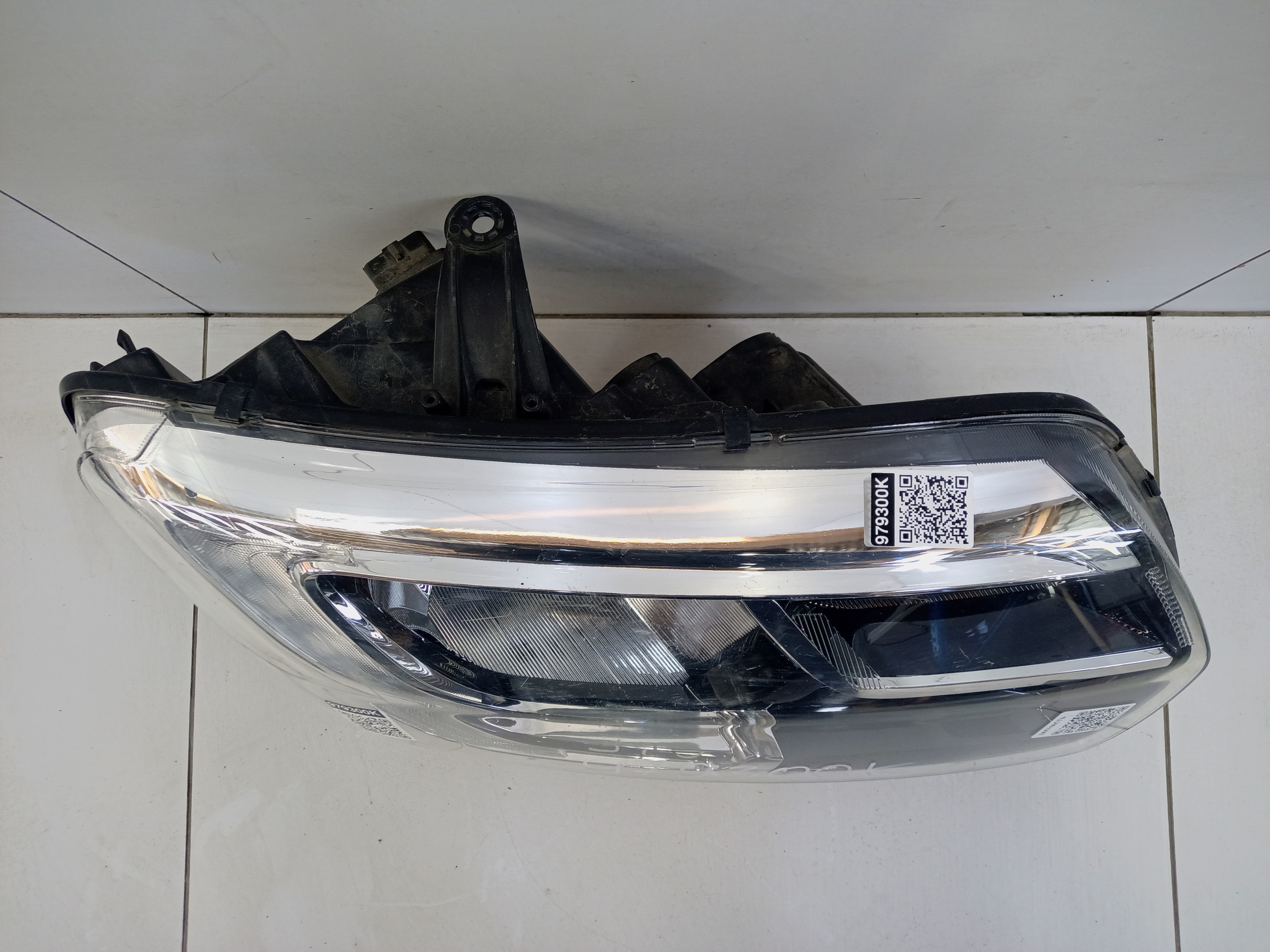 Фара передняя правая Renault Sandero 2 Restail галоген с ДХО