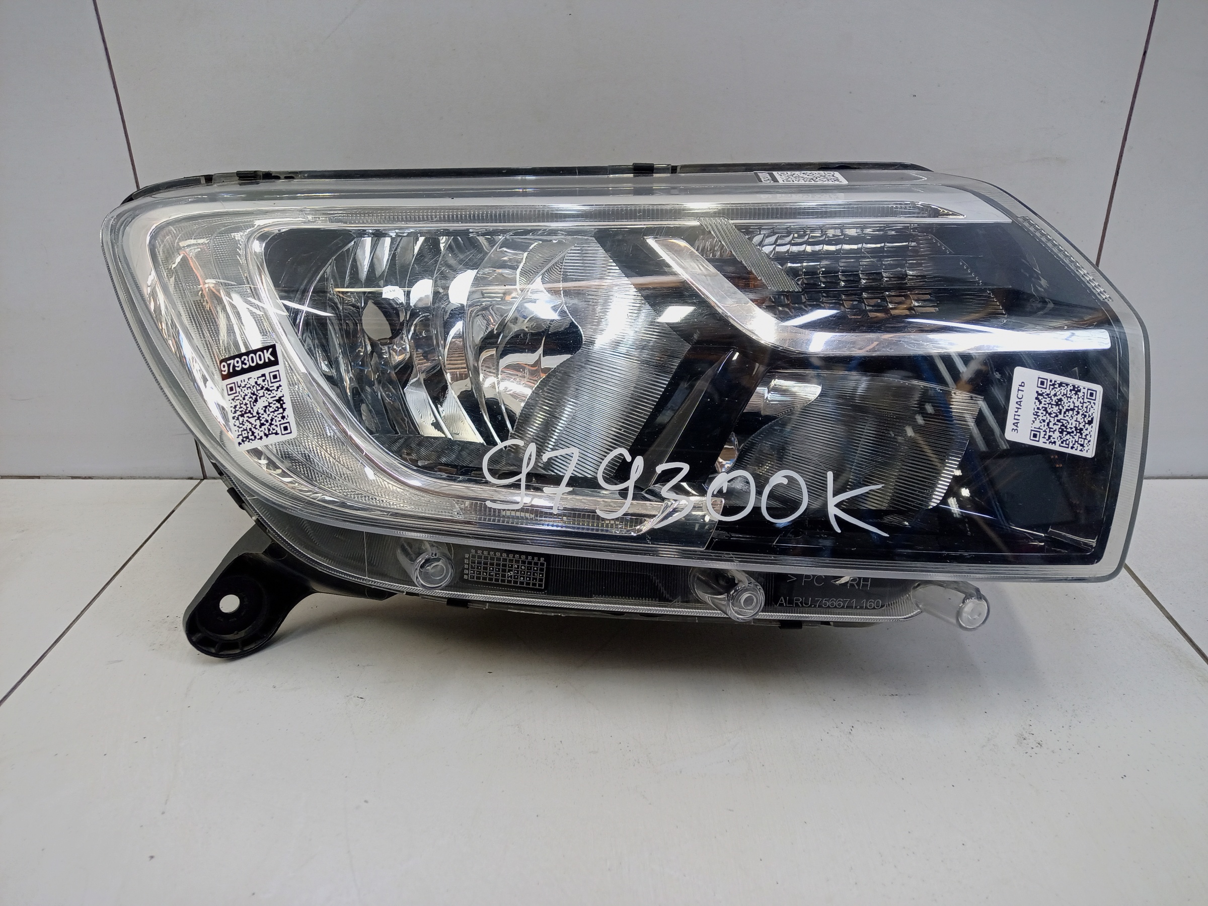 Фара передняя правая Renault Sandero 2 Restail галоген с ДХО