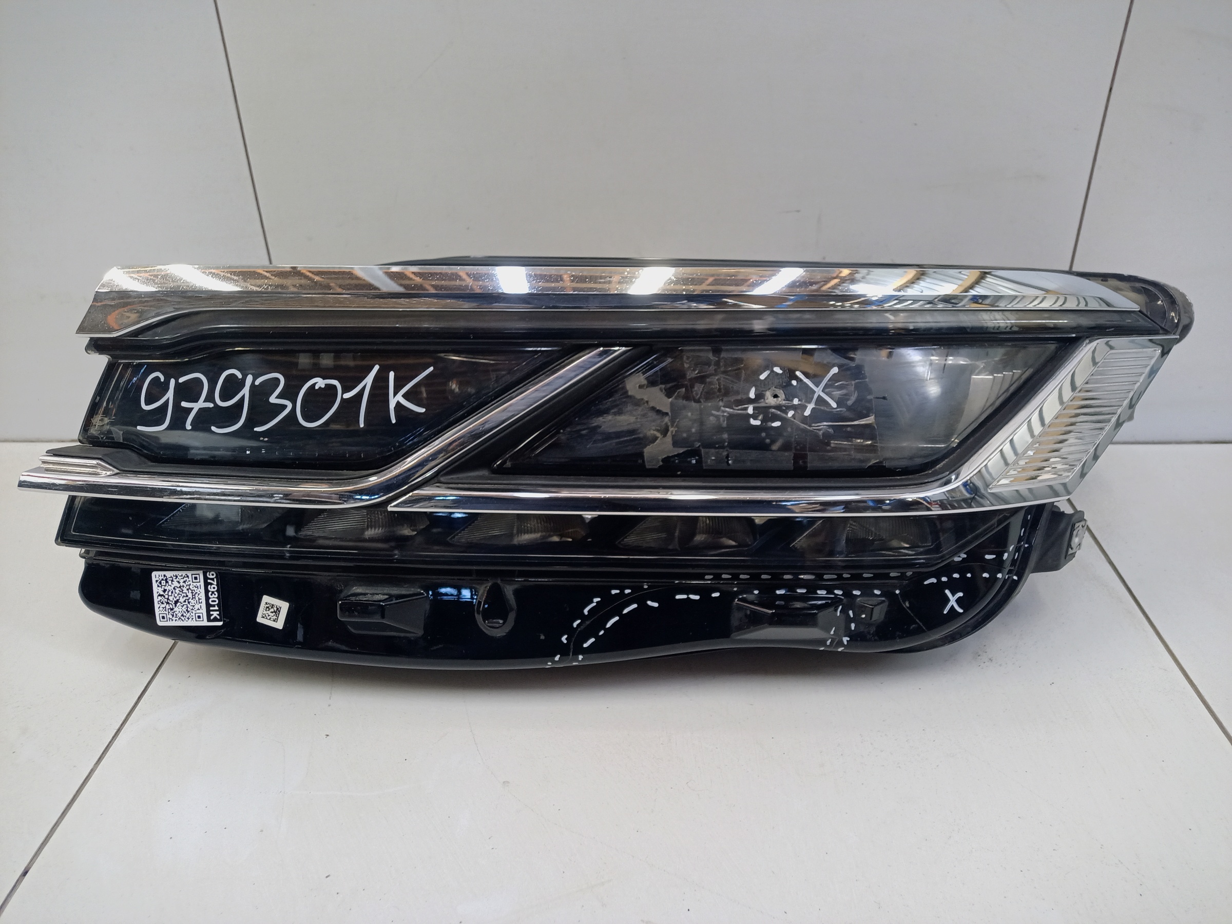 Фара передняя левая Volkswagen Touareg 3 LED