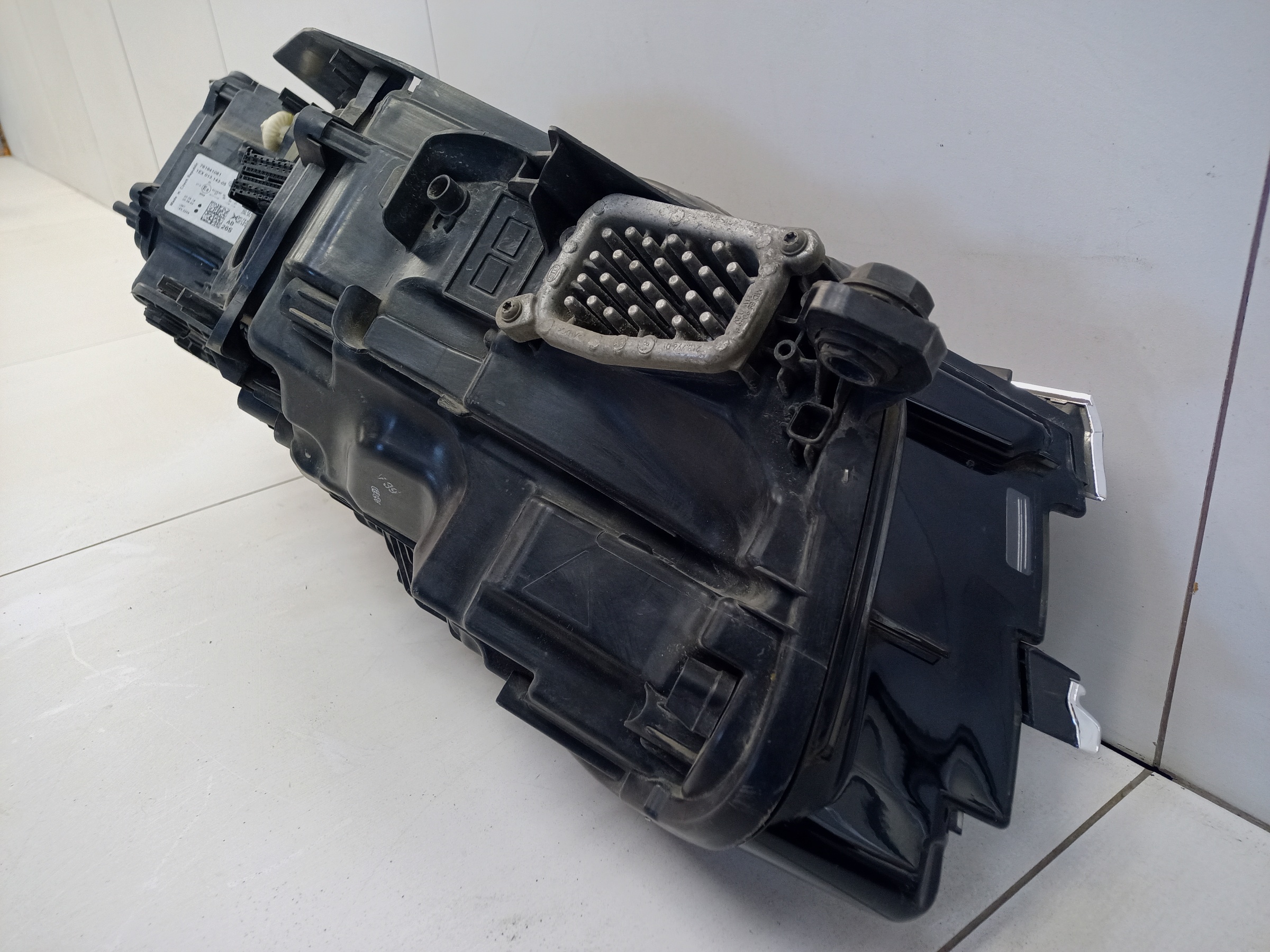 Фара передняя левая Volkswagen Touareg 3 LED