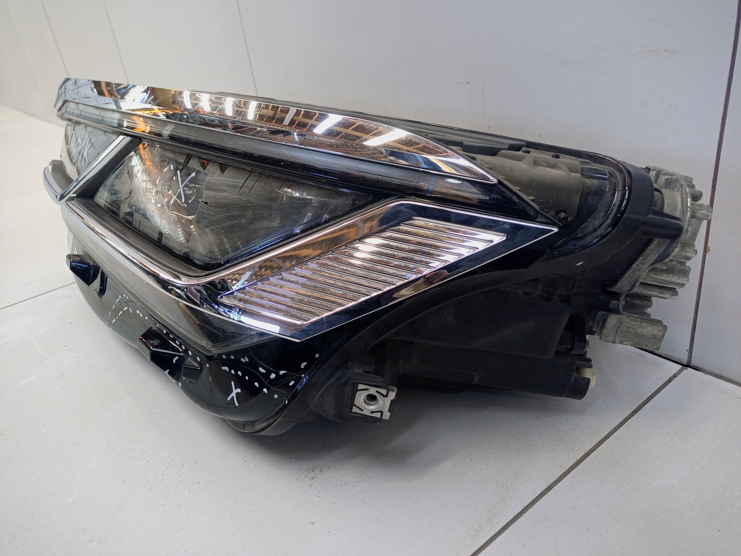 Фара передняя левая Volkswagen Touareg 3 LED