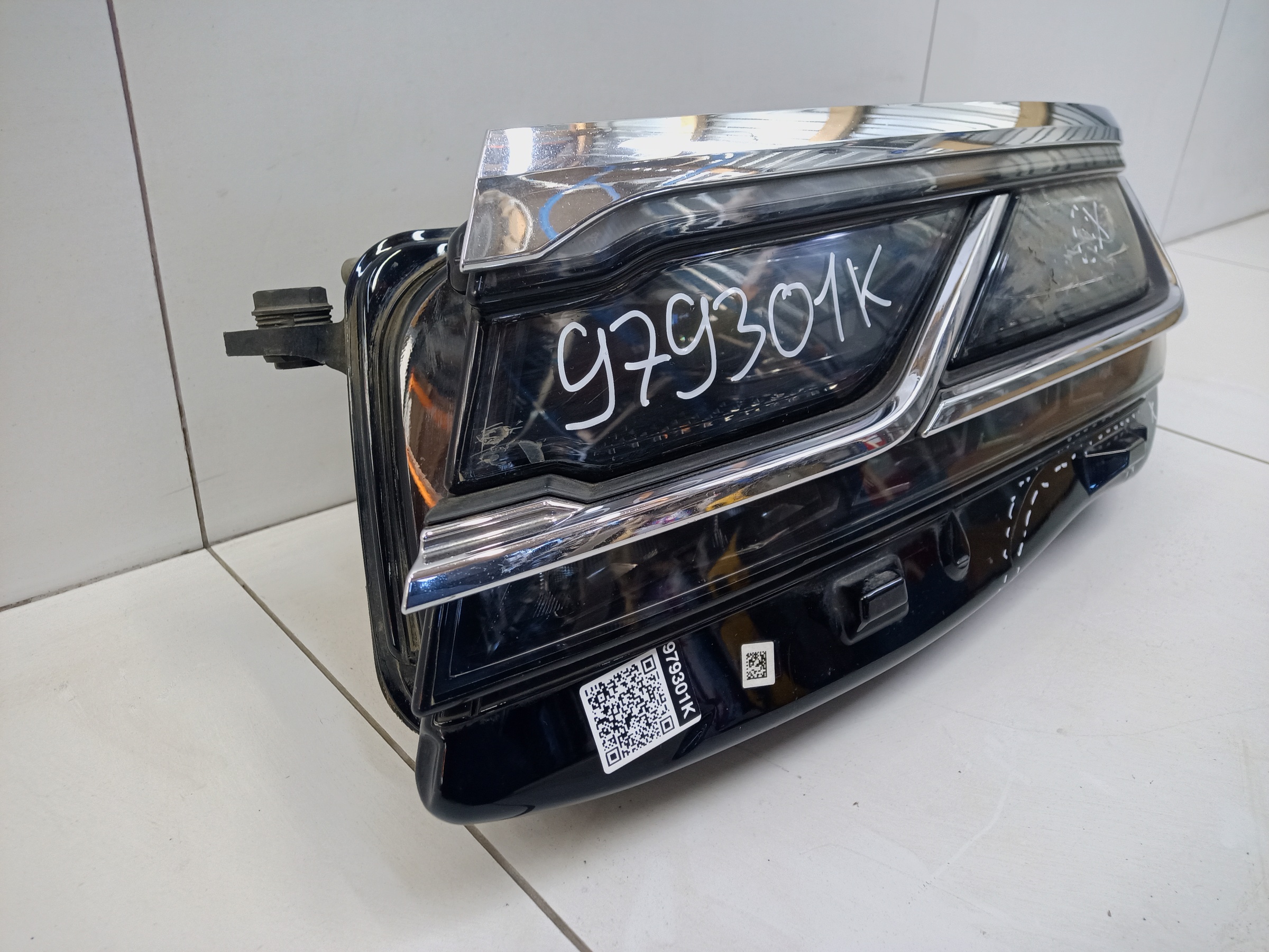 Фара передняя левая Volkswagen Touareg 3 LED