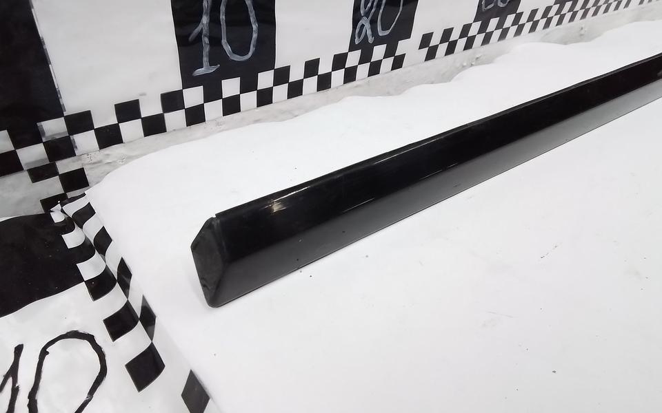 Уплотнитель стекла двери задней правой Land Rover Range Rover 4