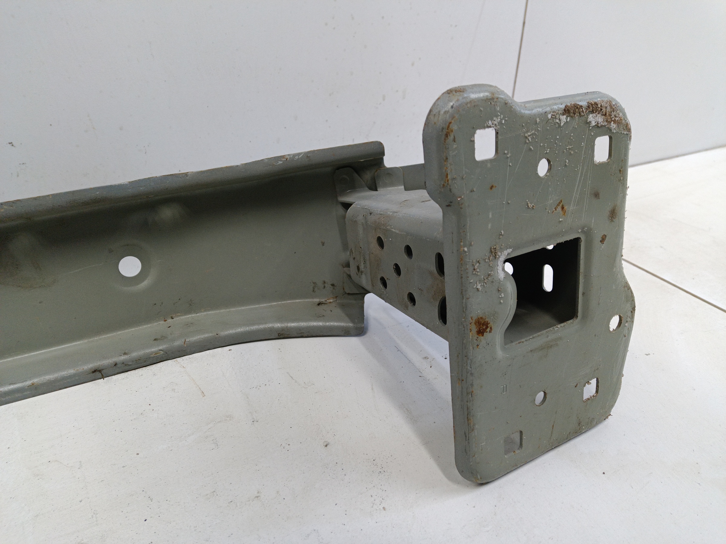 Усилитель переднего бампера Haval F7