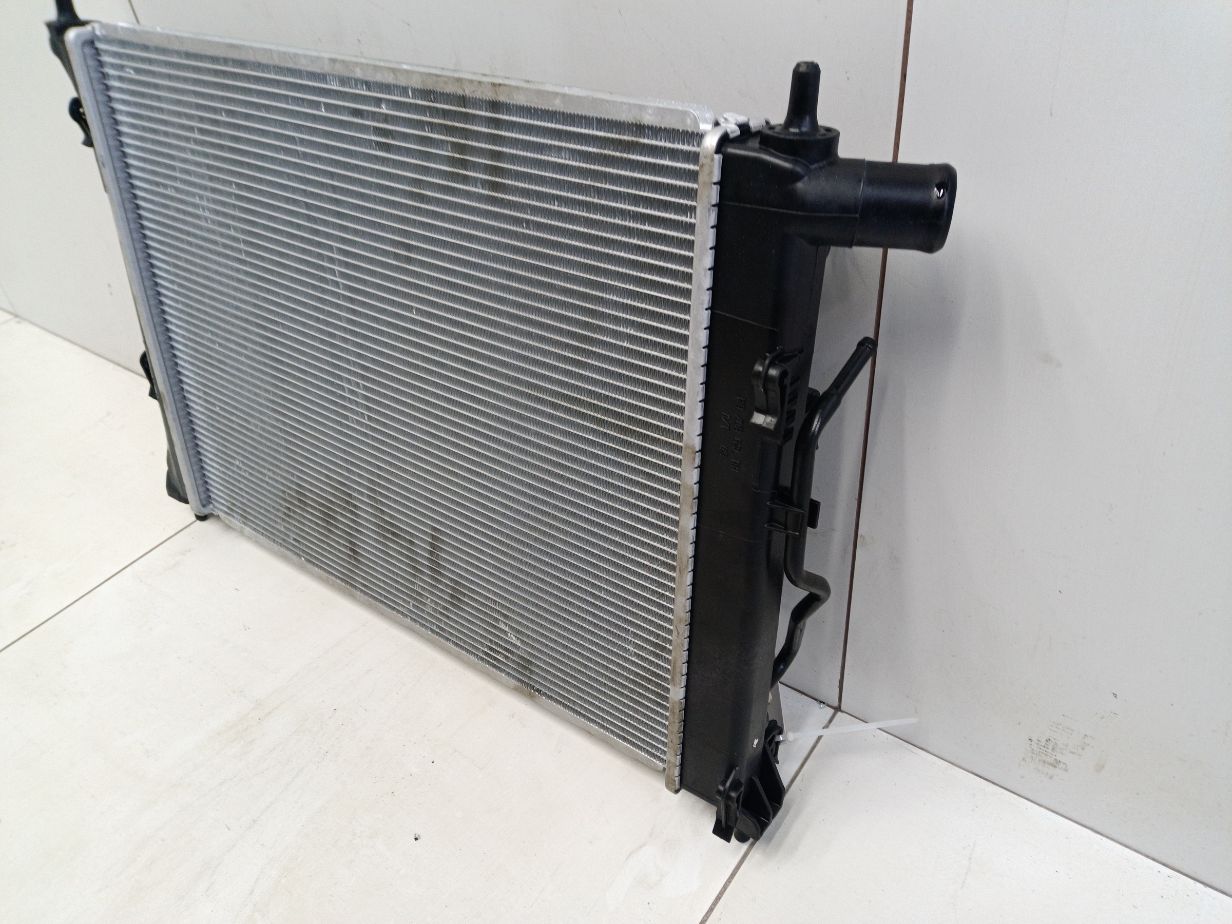 Радиатор охлаждения двигателя Hyundai Solaris 1 A/T