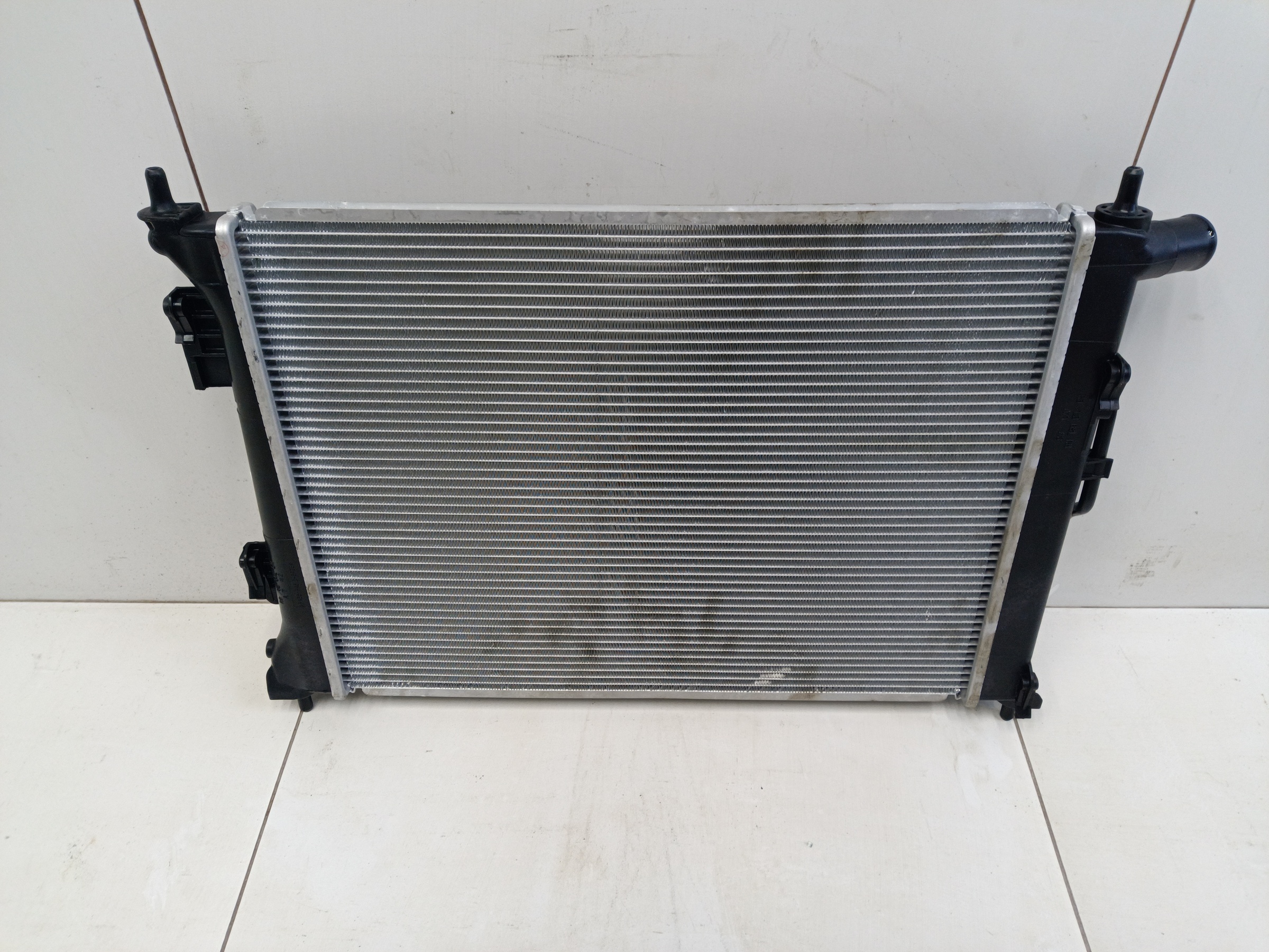 Радиатор охлаждения двигателя Hyundai Solaris 1 A/T