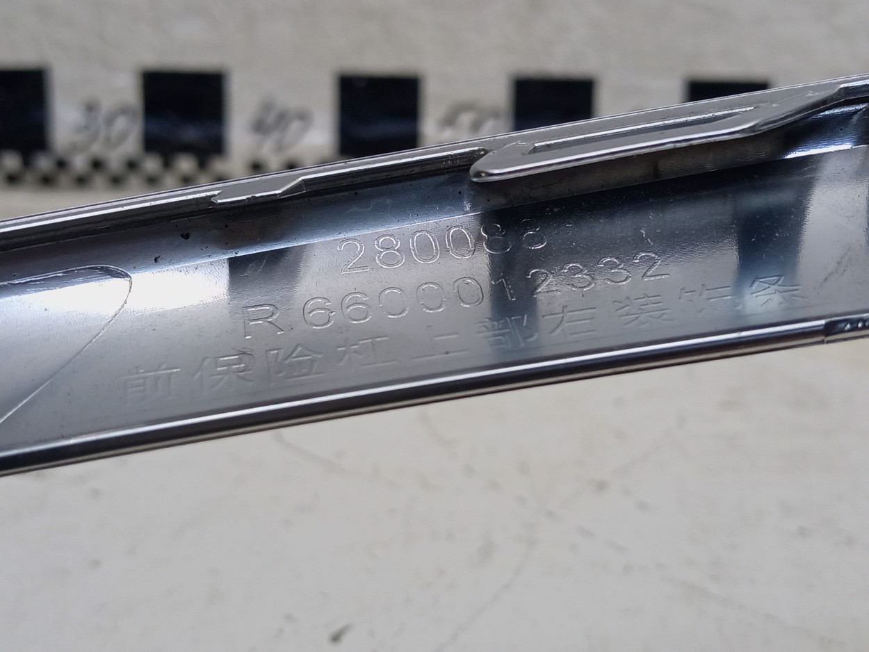 Накладка хром переднего бампера под фарой правая Geely Coolray