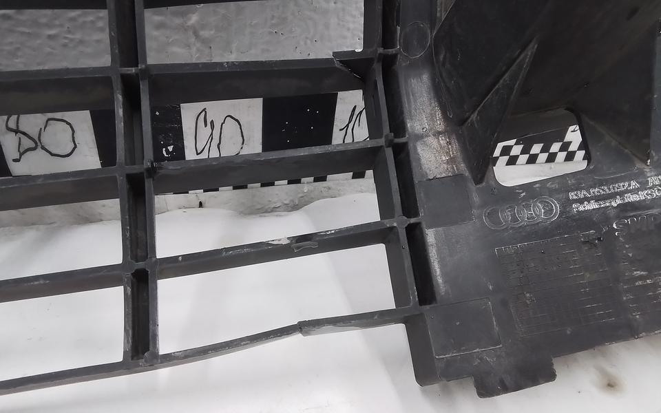 Кронштейн решетки радиатора Audi Q3 2