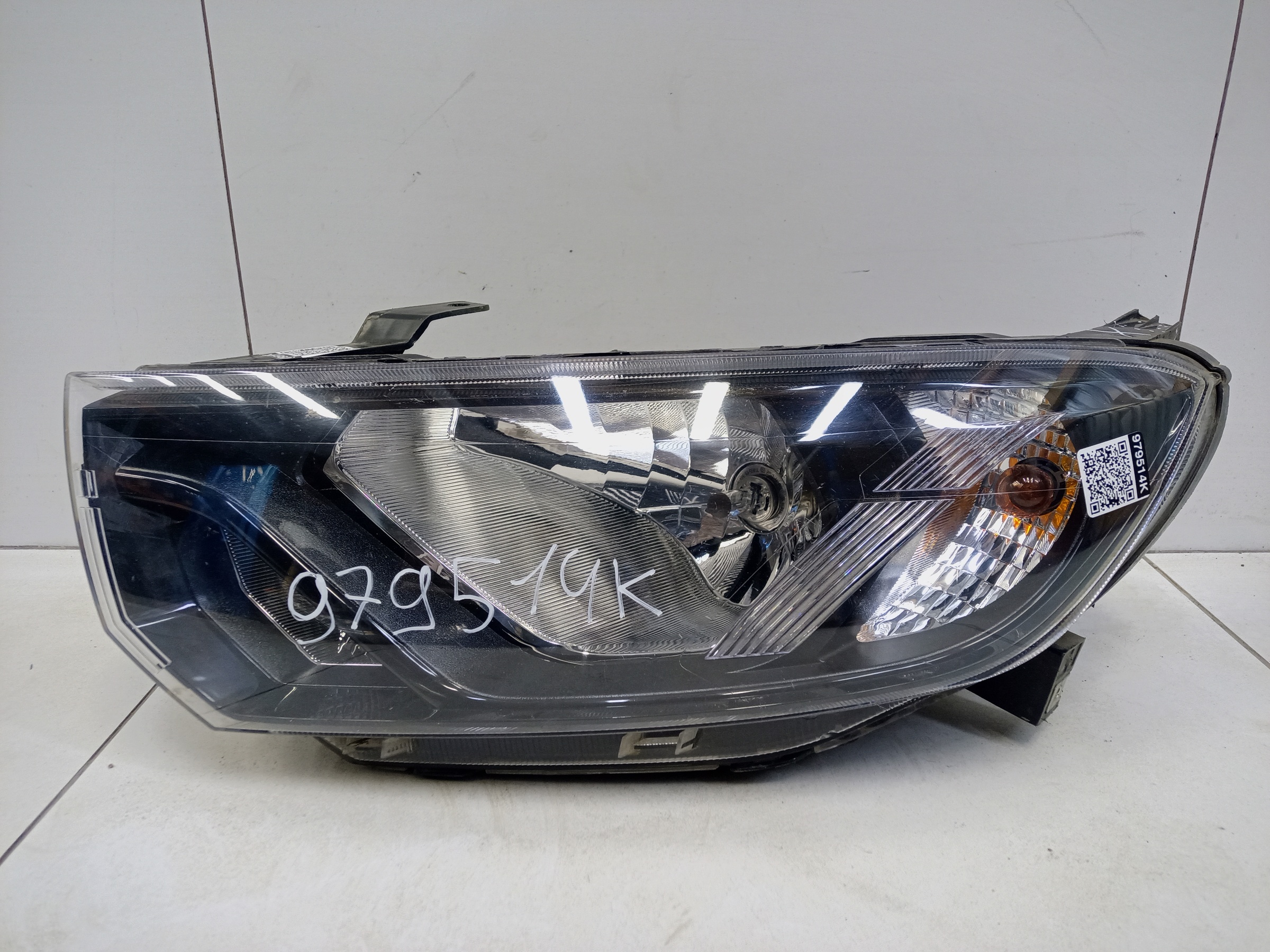 Фара передняя левая Lada Granta 1 Restail галоген с корректором