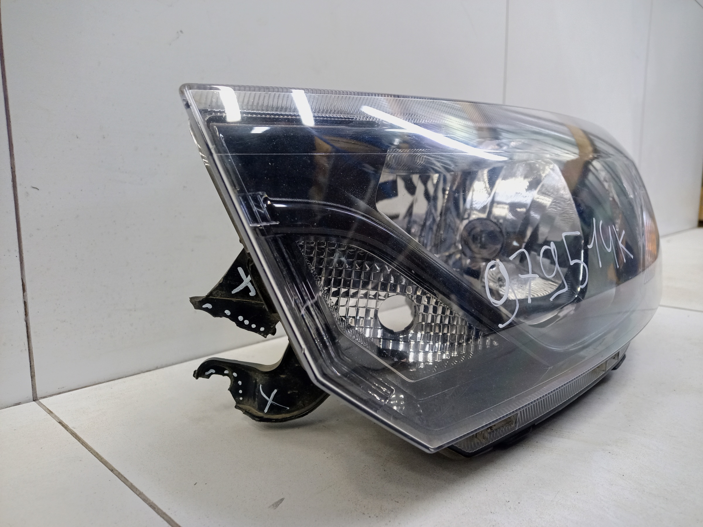 Фара передняя левая Lada Granta 1 Restail галоген с корректором