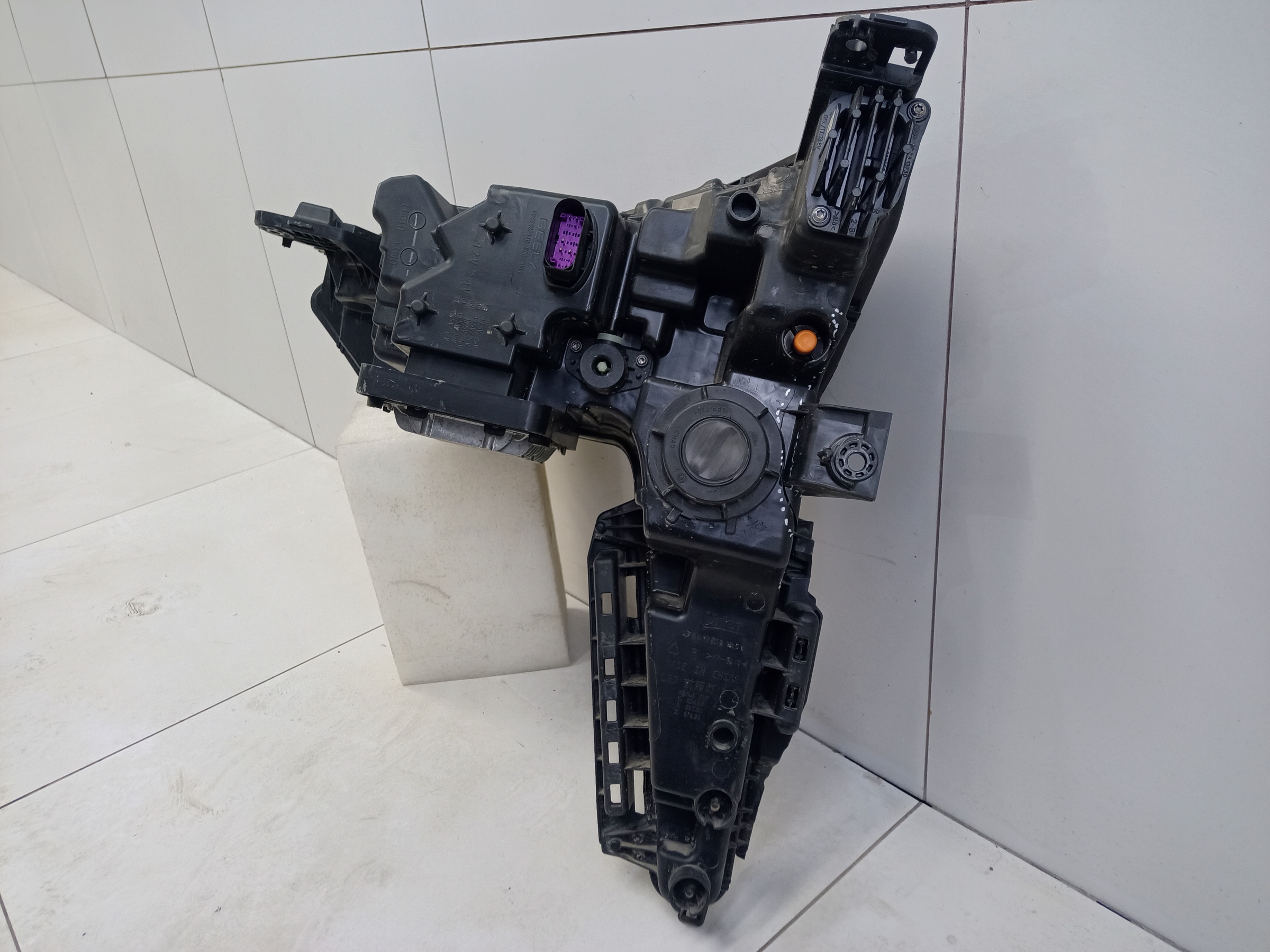 Фара передняя правая Geely Atlas 2 LED