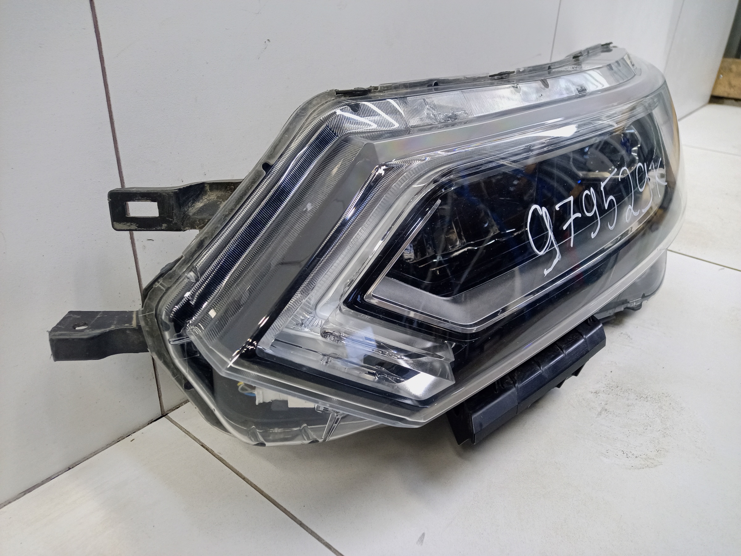 Фара передняя левая Nissan Qashqai 2 Restail LED