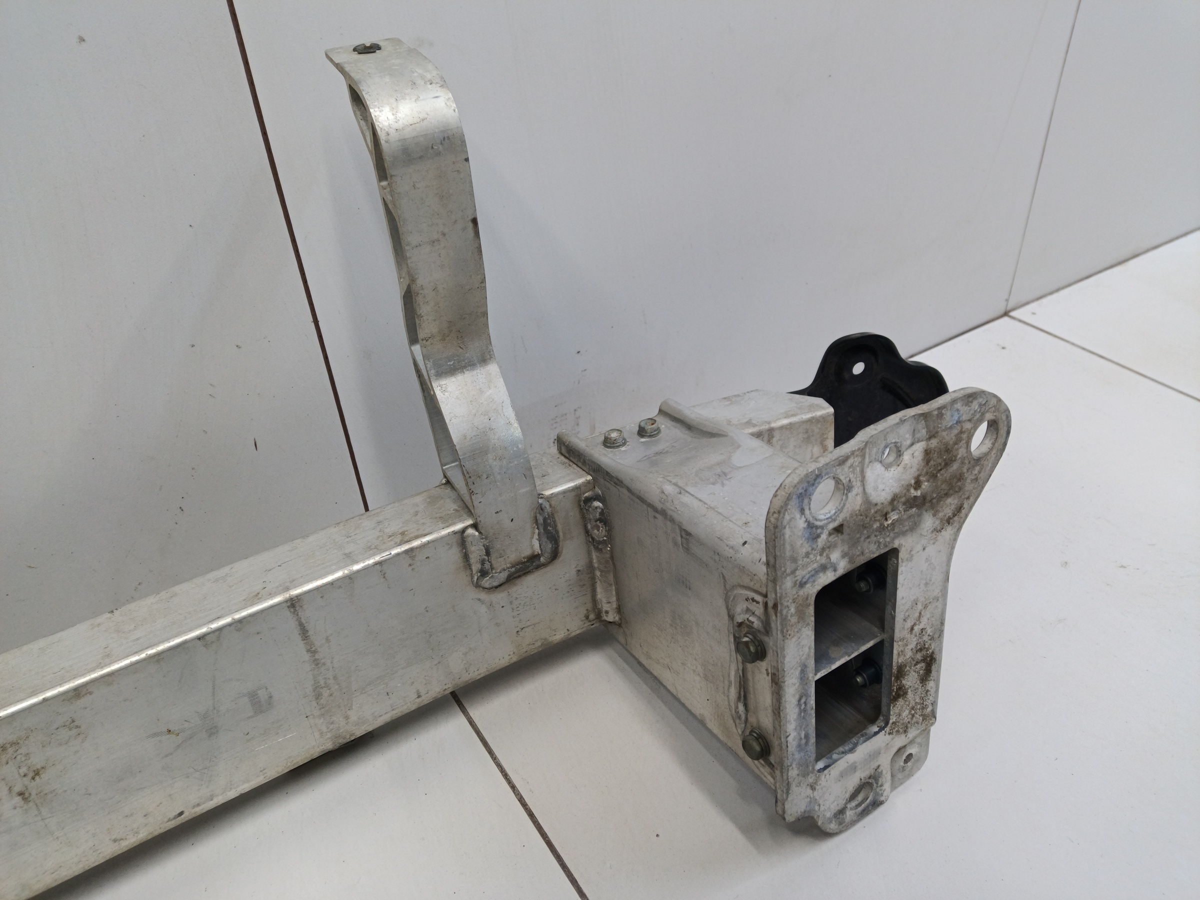 Усилитель переднего бампера Genesis G70 Restail