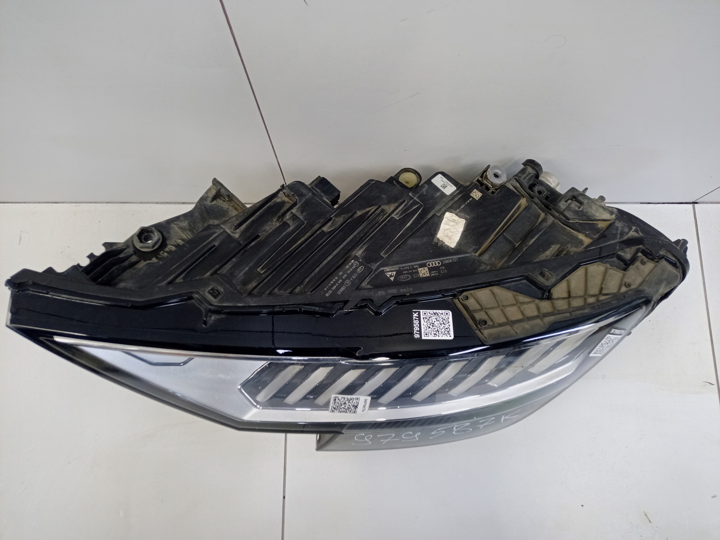 Фара передняя левая Audi Q8 Matrix