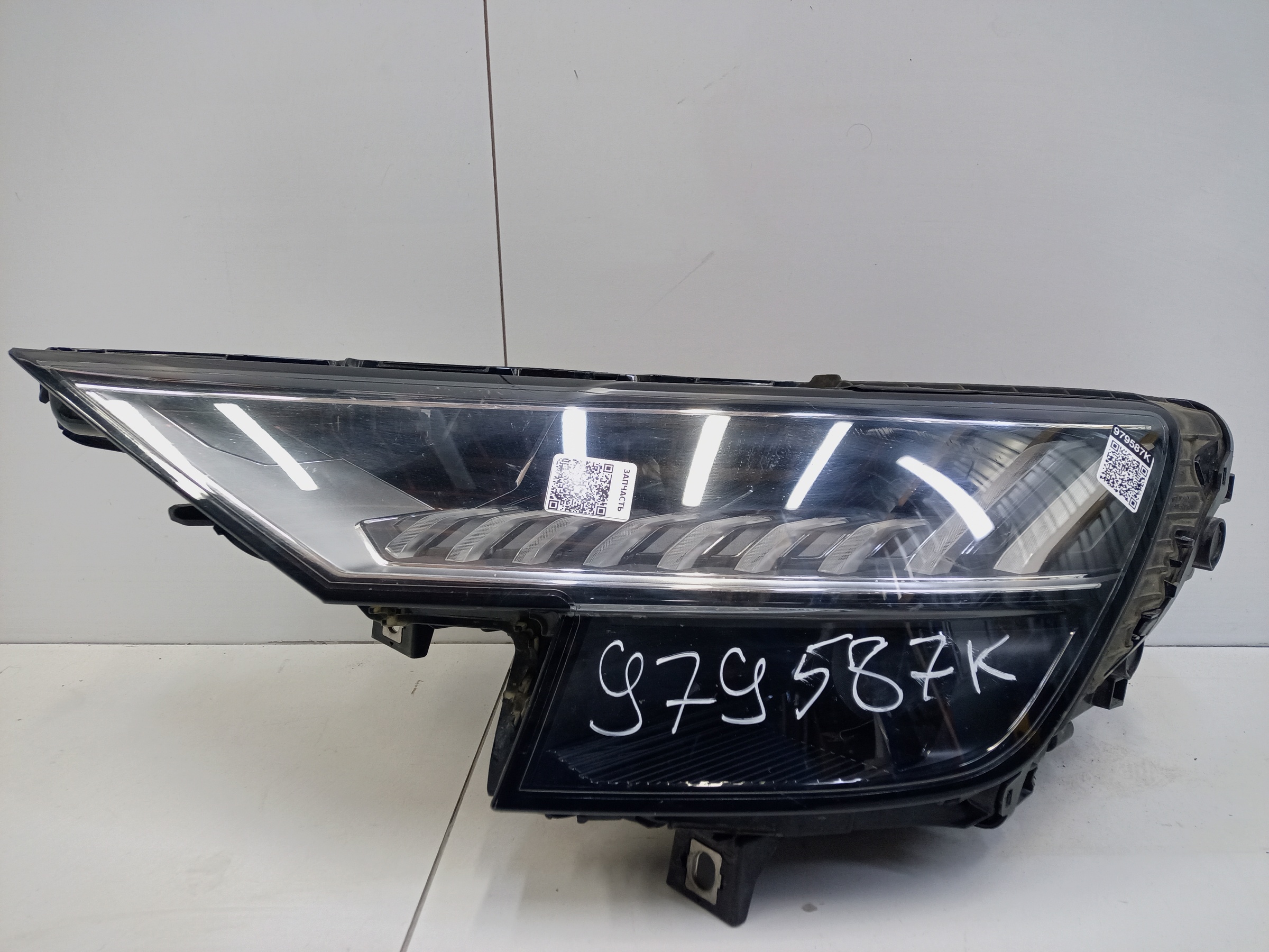 Фара передняя левая Audi Q8 Matrix