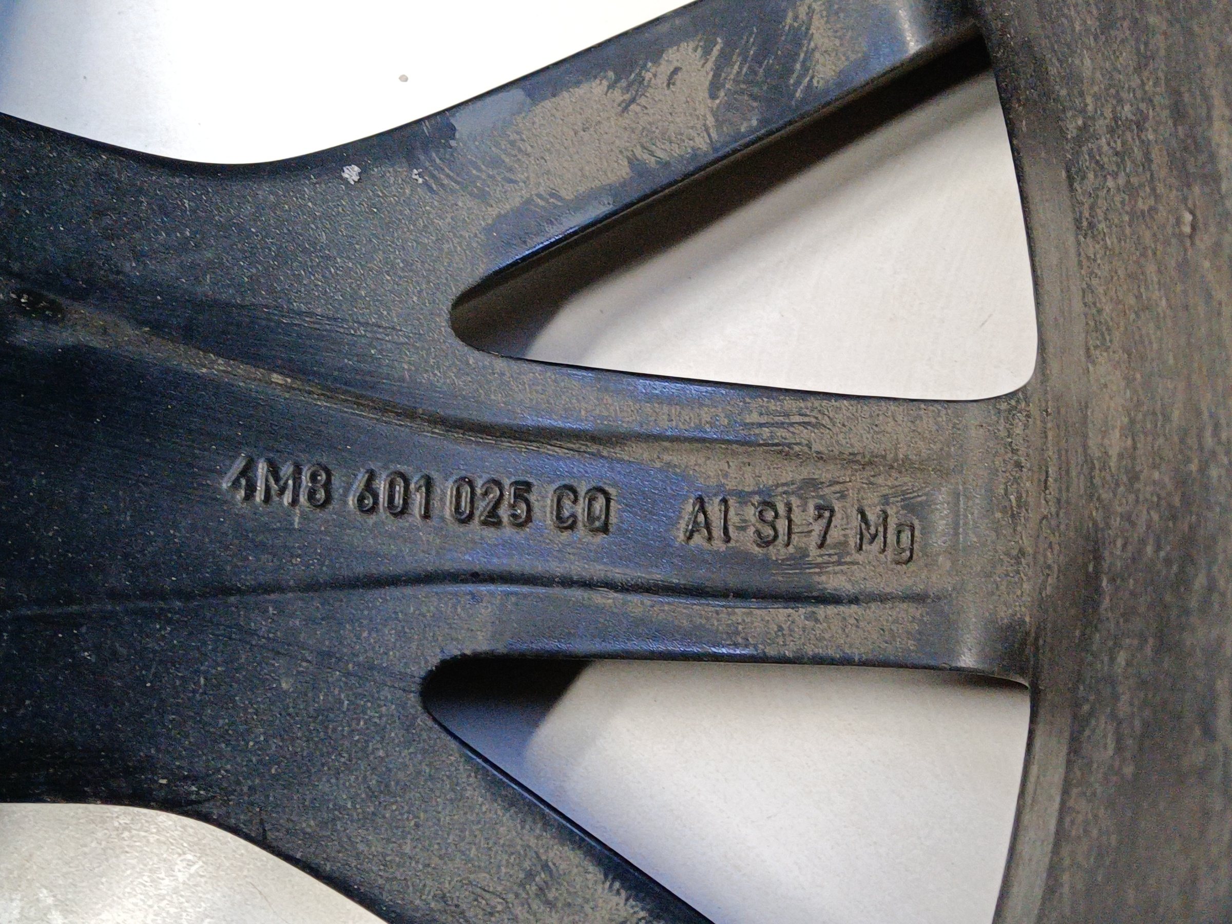 Диск колеса литой Audi Q8 R22