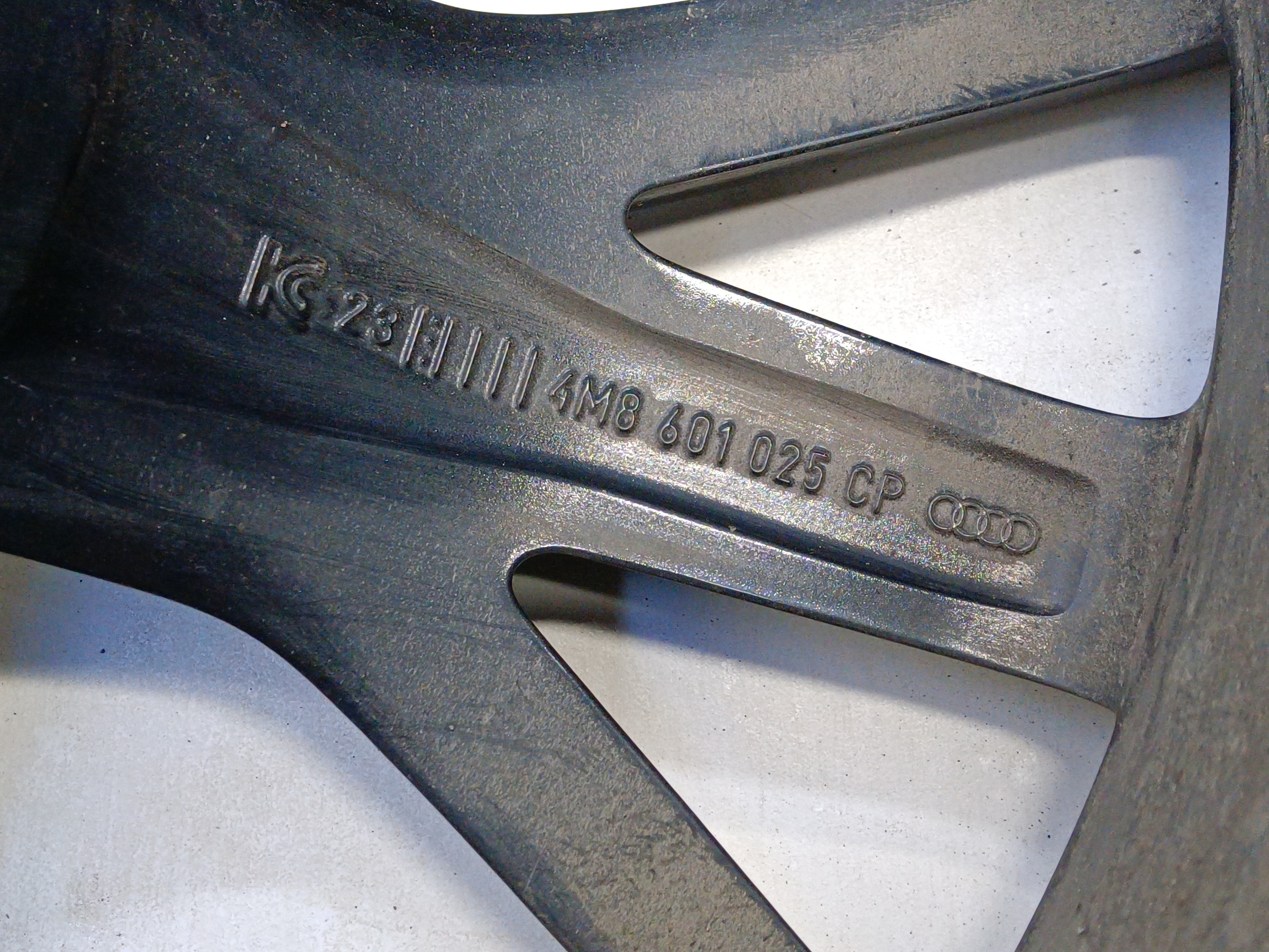 Диск колеса литой Audi Q8 R22