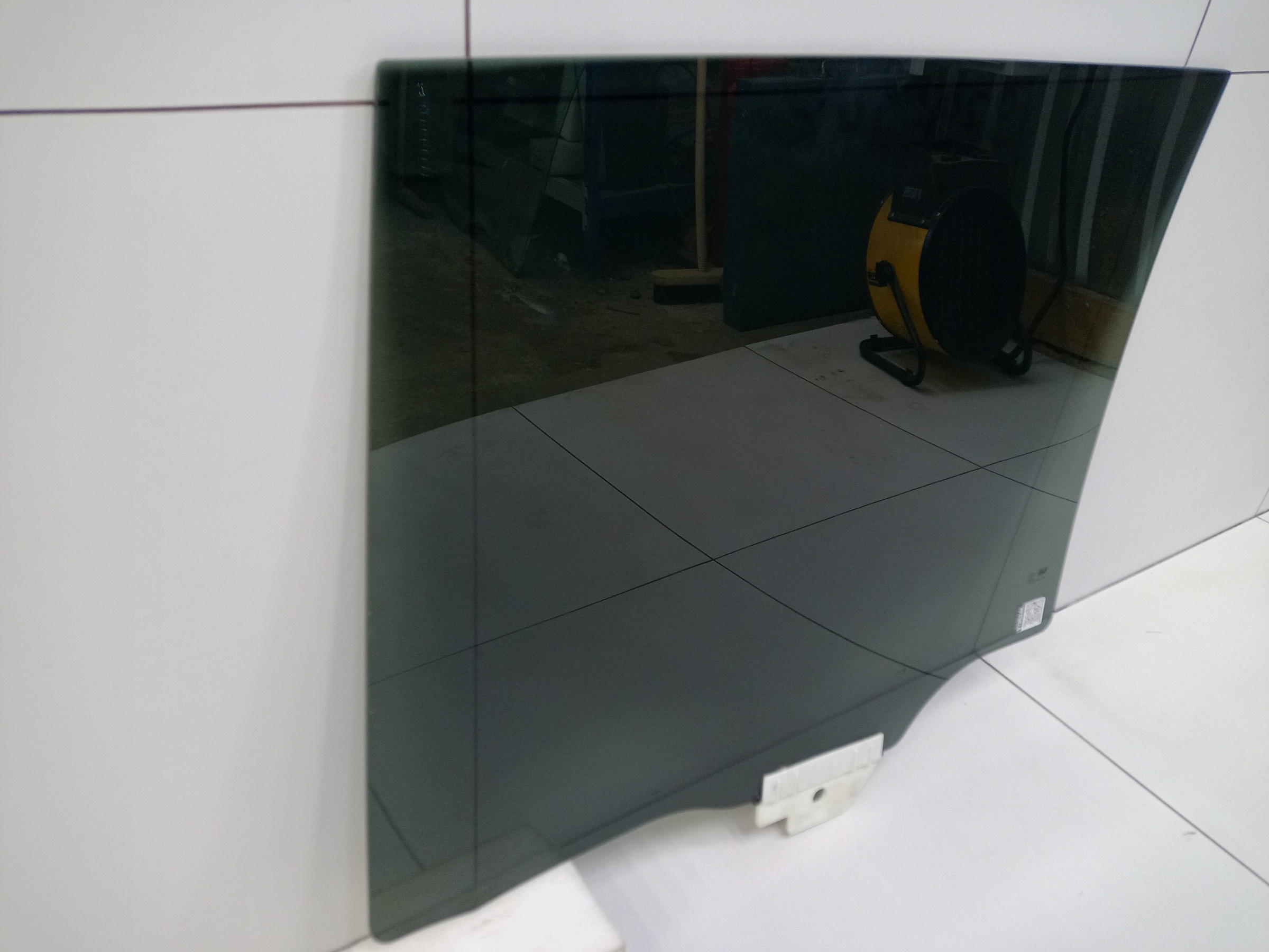 Стекло двери задней левой Lixiang L7