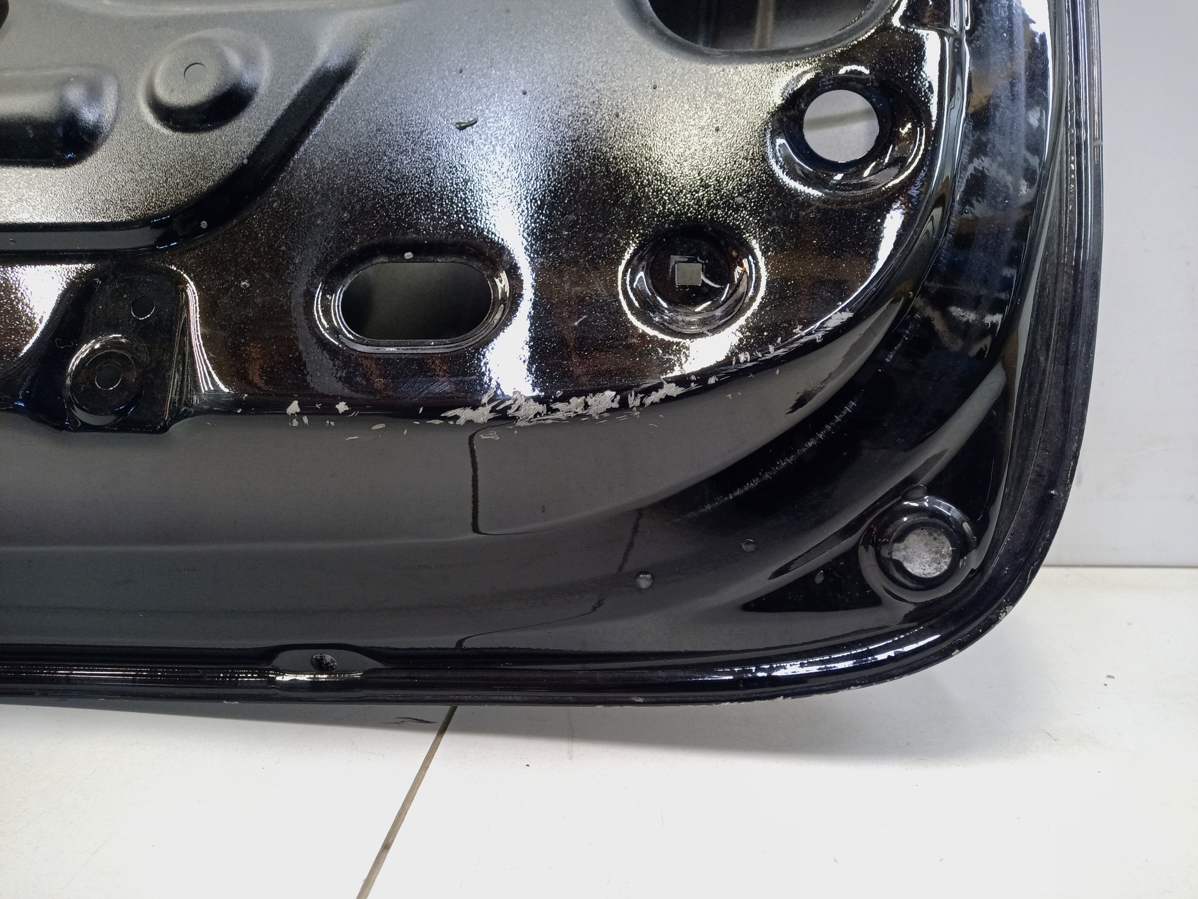 Крышка багажника Kia Carnival 3