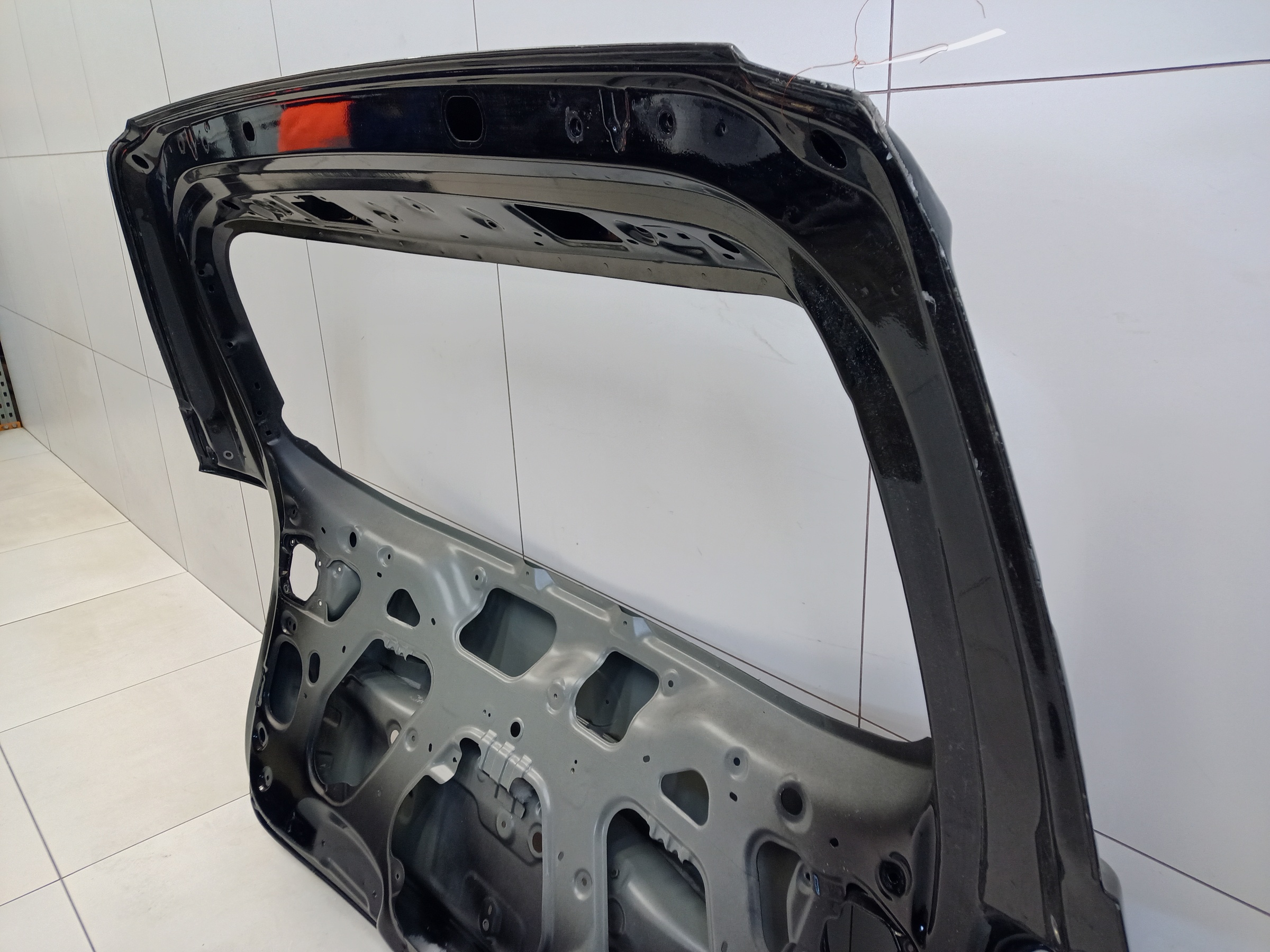 Крышка багажника Kia Carnival 3