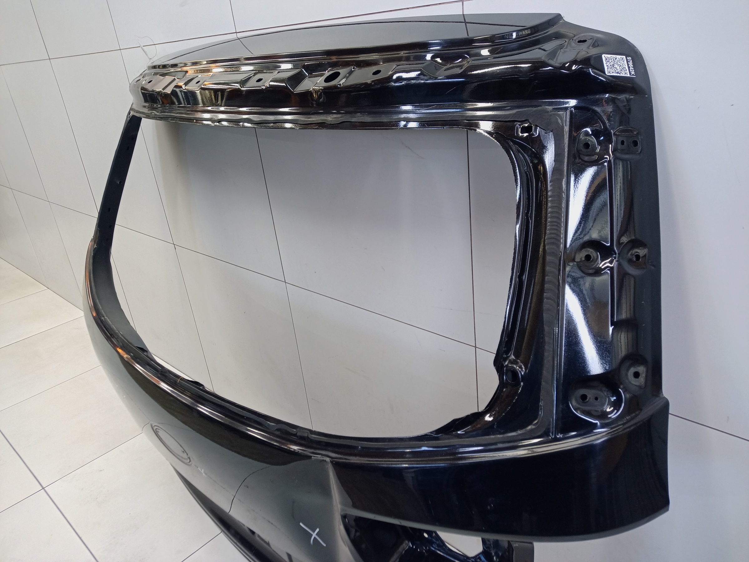 Крышка багажника Kia Carnival 3