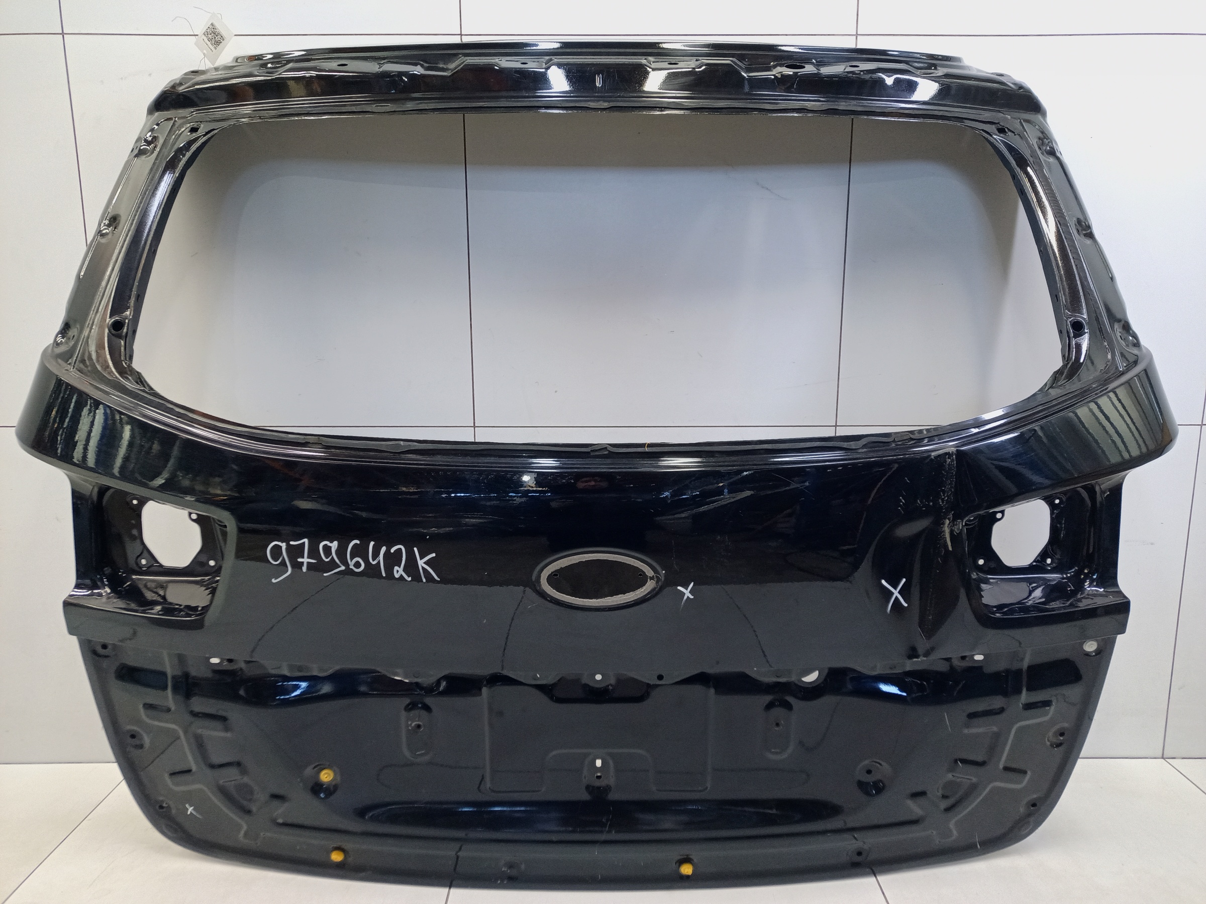 Крышка багажника Kia Carnival 3