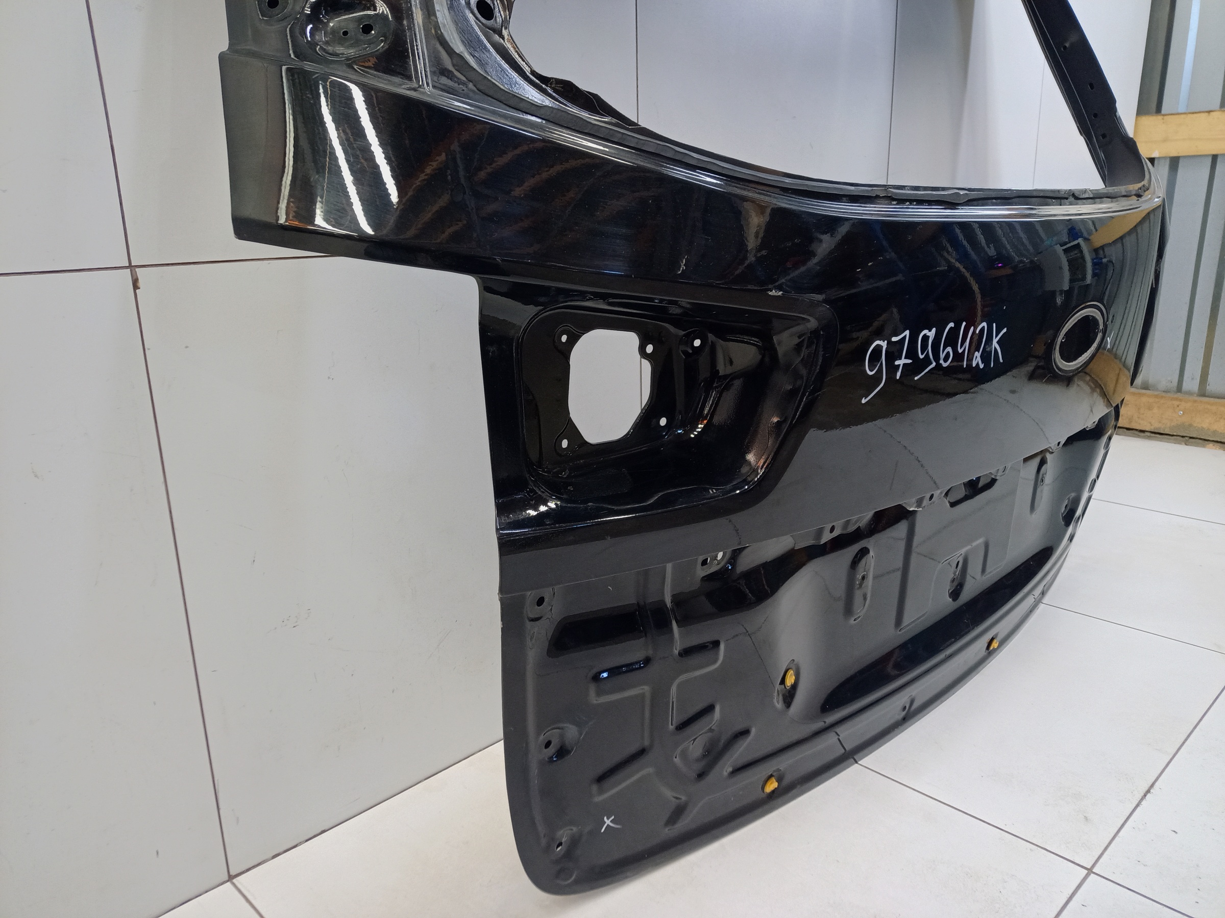 Крышка багажника Kia Carnival 3