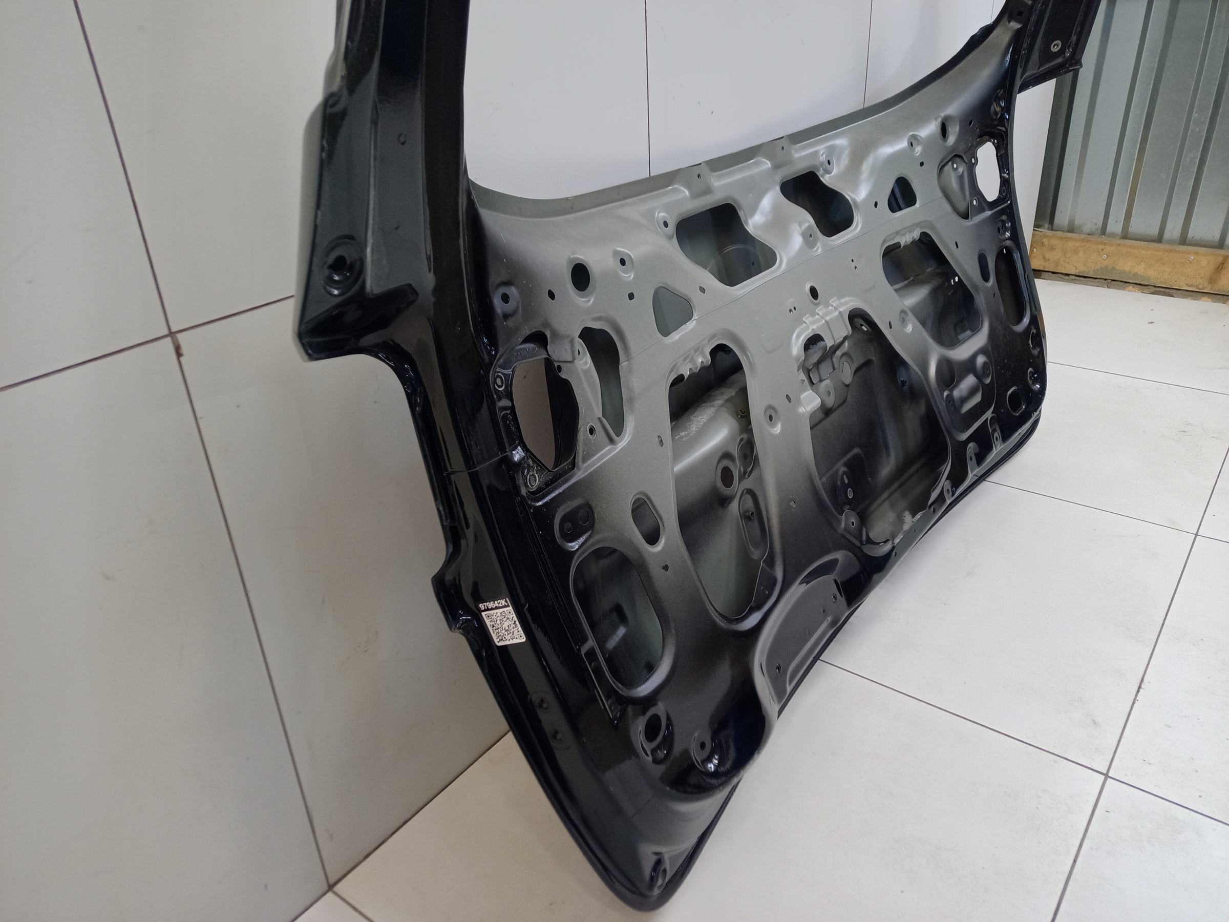 Крышка багажника Kia Carnival 3