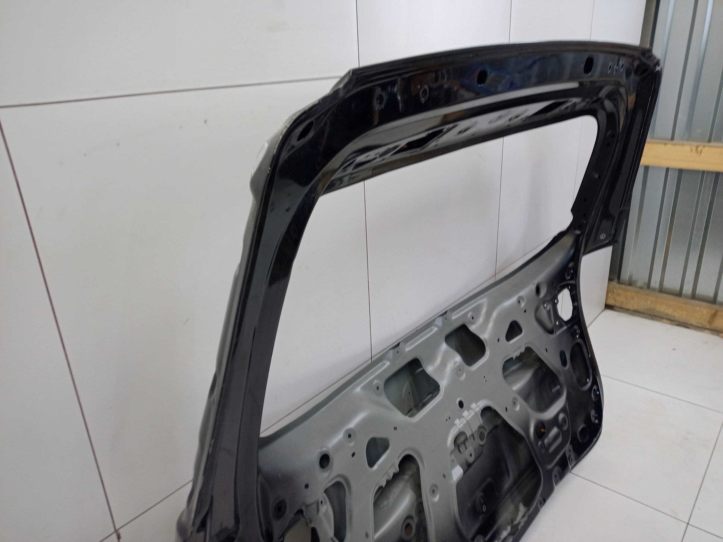 Крышка багажника Kia Carnival 3