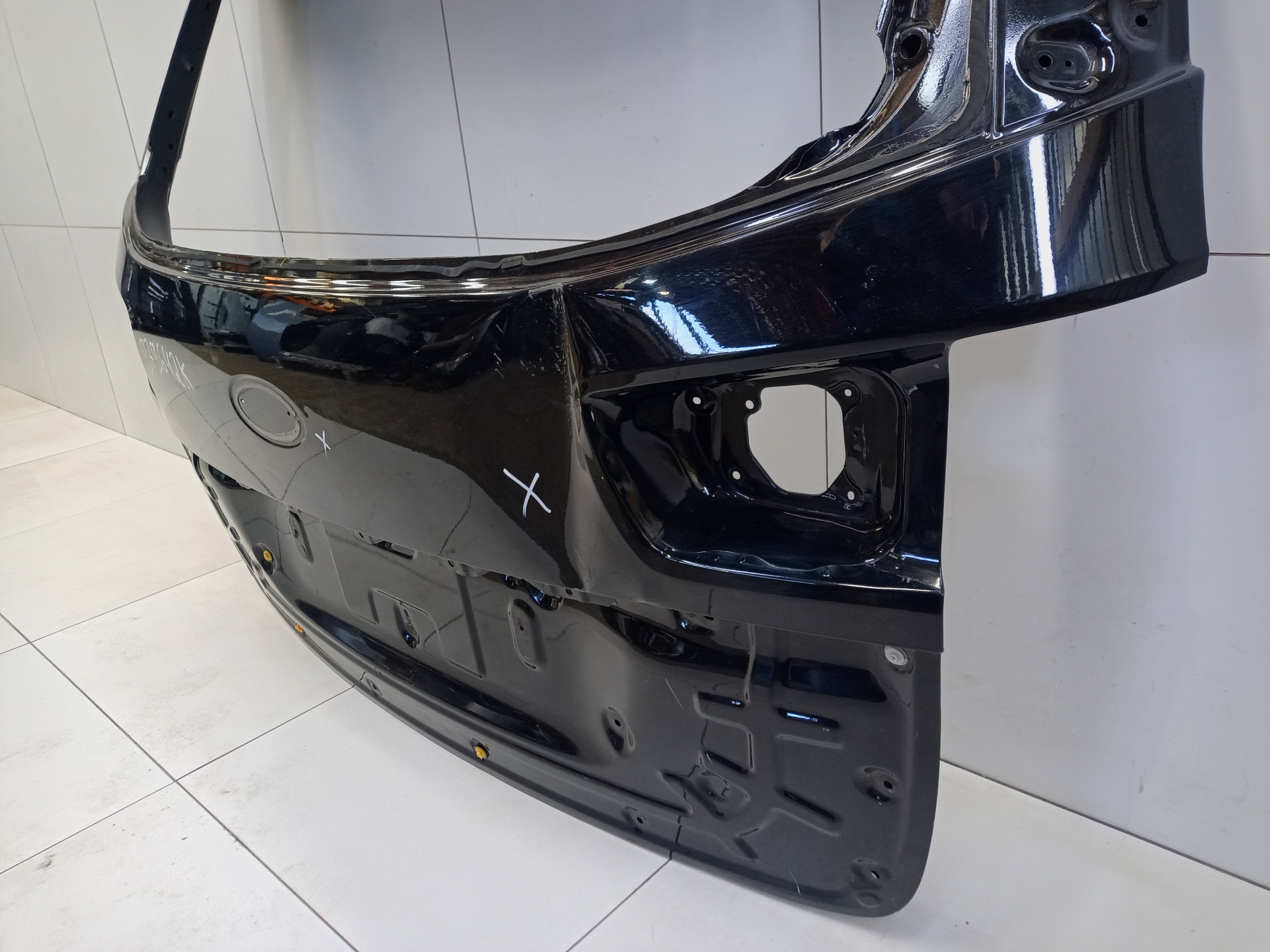 Крышка багажника Kia Carnival 3